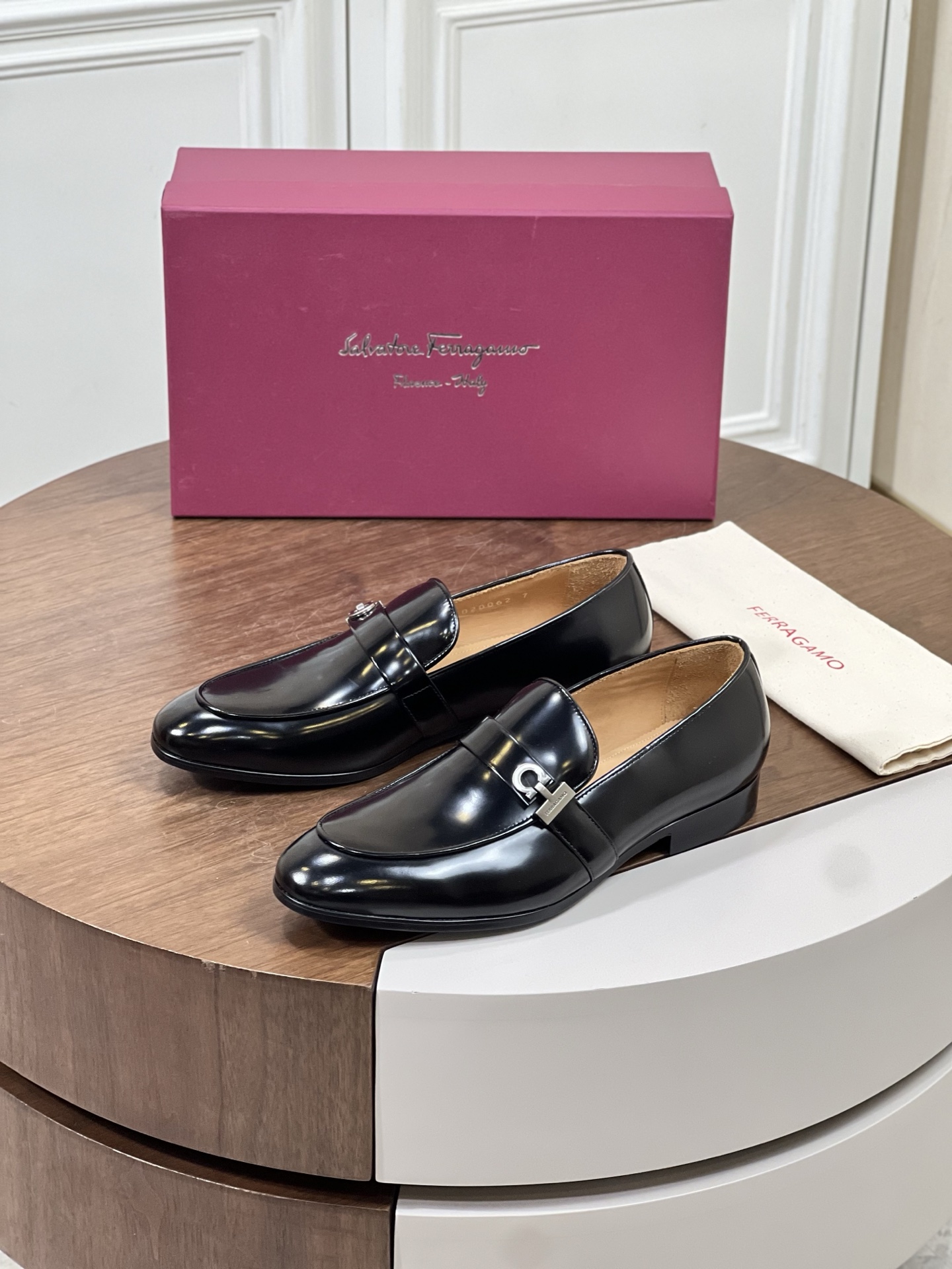 FERRAGAM*菲拉格慕男士皮鞋！
Gancini扣饰莫卡辛鞋 这款Ferragam...