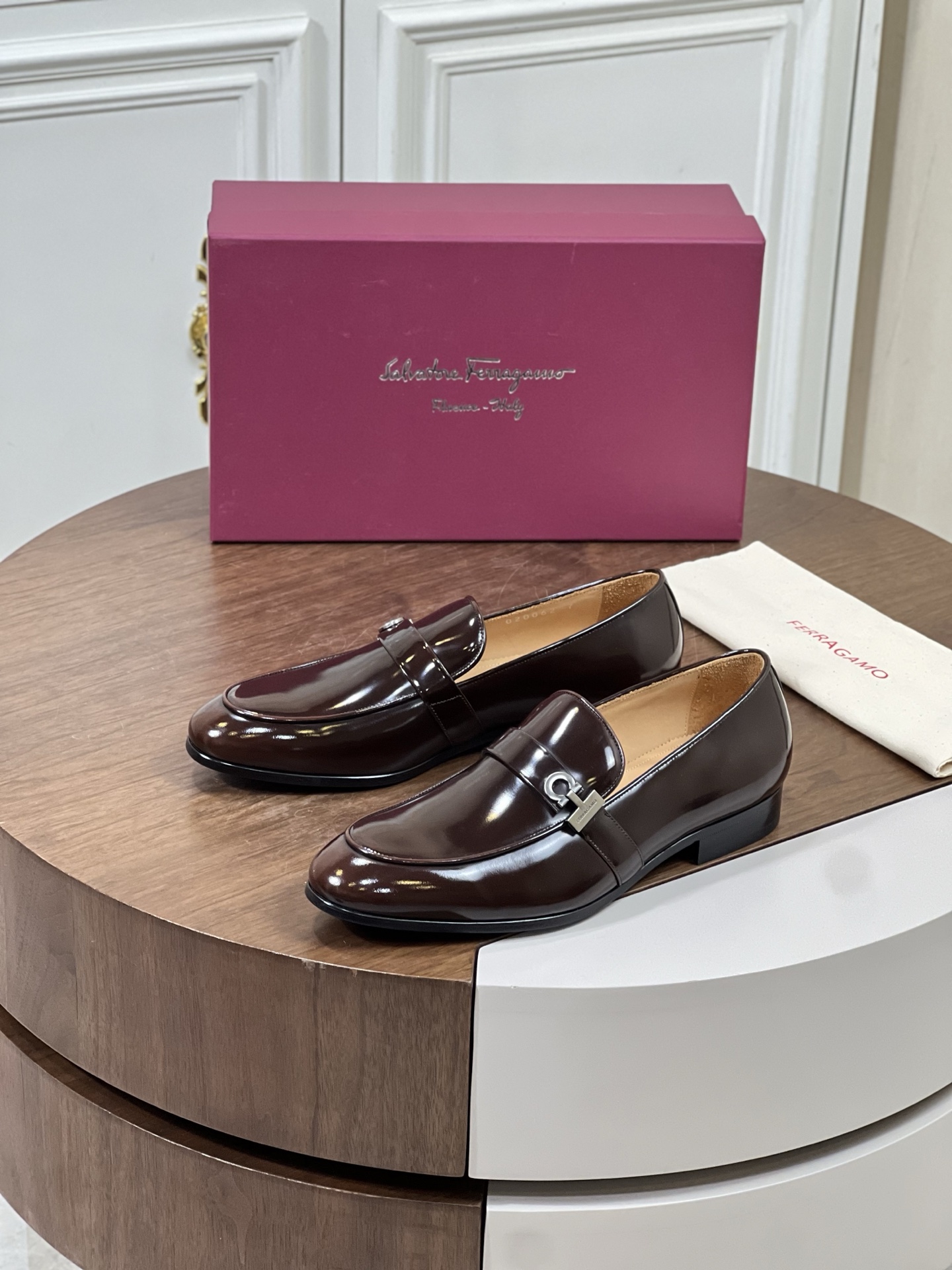 FERRAGAM*菲拉格慕男士皮鞋！
Gancini扣饰莫卡辛鞋 这款Ferragam...