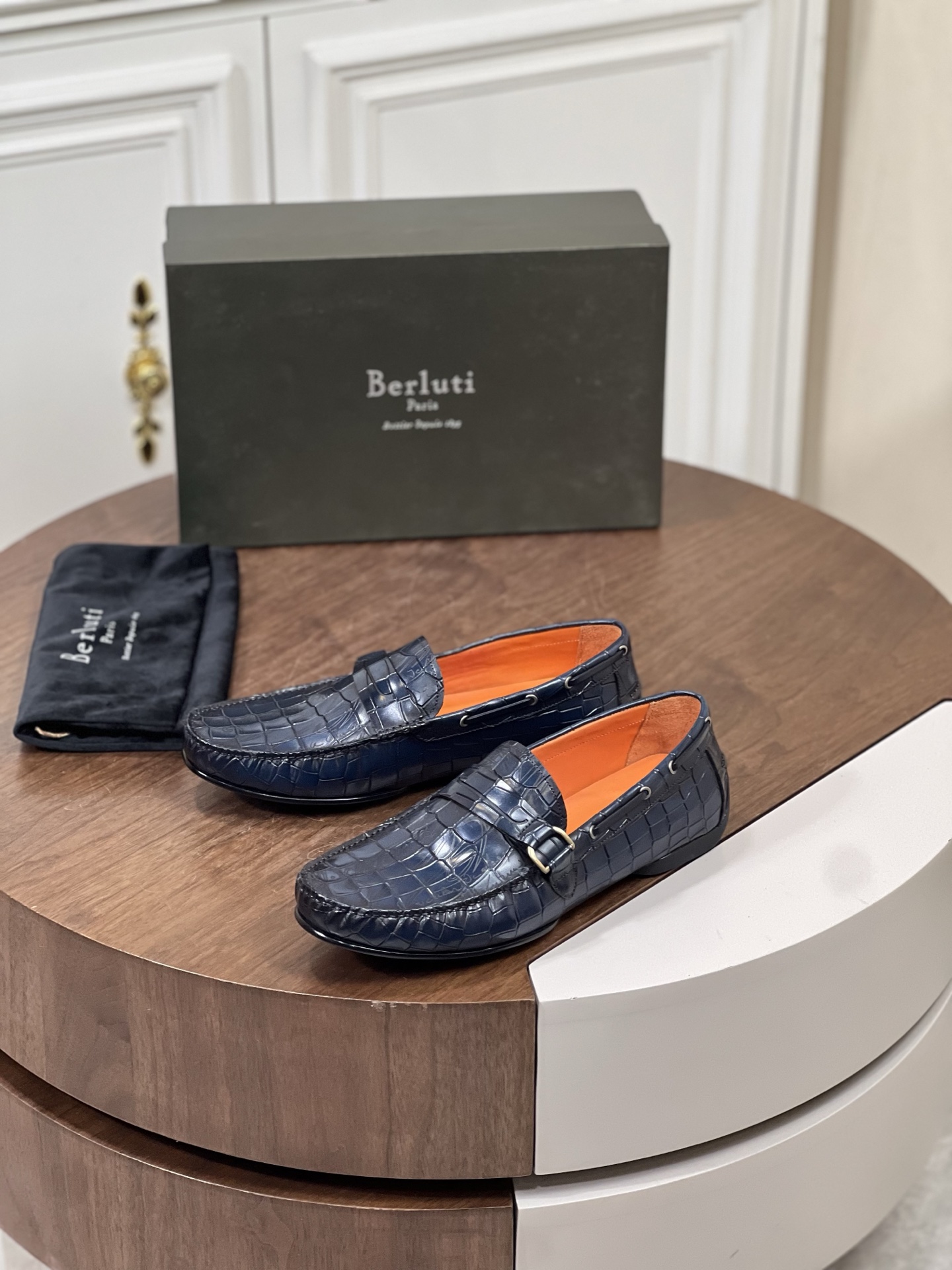 ••新品••Berlut*_高端男士休闲鞋
进口牛皮材质 侧面图...