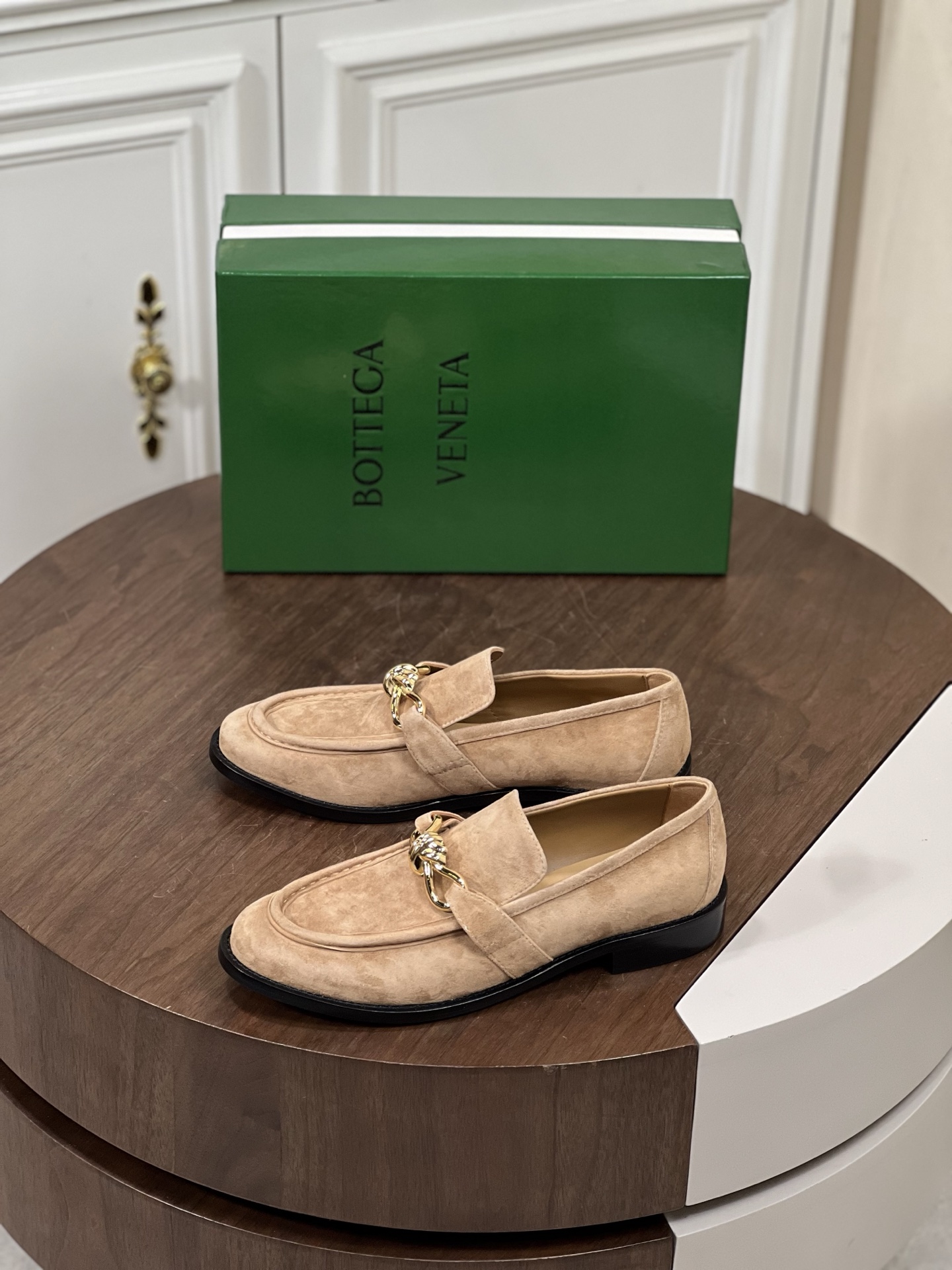 Bott*葆蝶家夏季休闲乐福皮鞋
饰品皮扣设计元素，轻便舒...