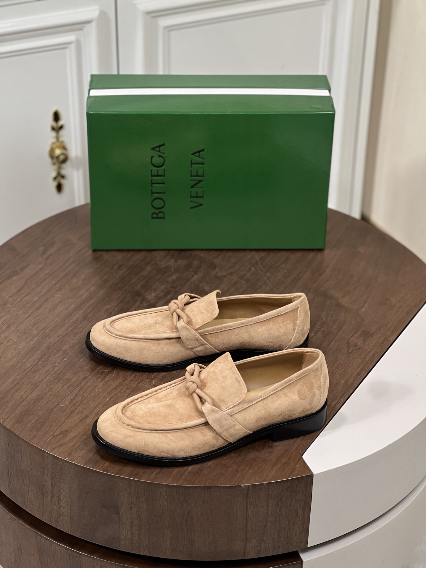 Bott*葆蝶家夏季休闲乐福皮鞋
饰品皮扣设计元素，轻便舒...