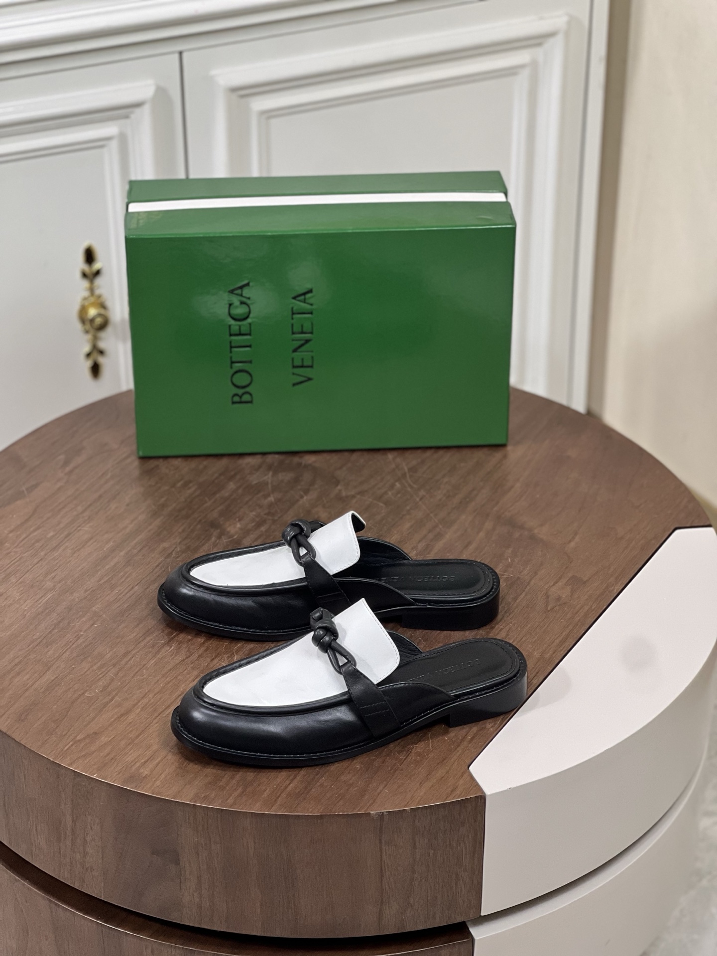 Bott*葆蝶家夏季休闲乐福皮鞋
饰品皮扣设计元素，轻便舒...