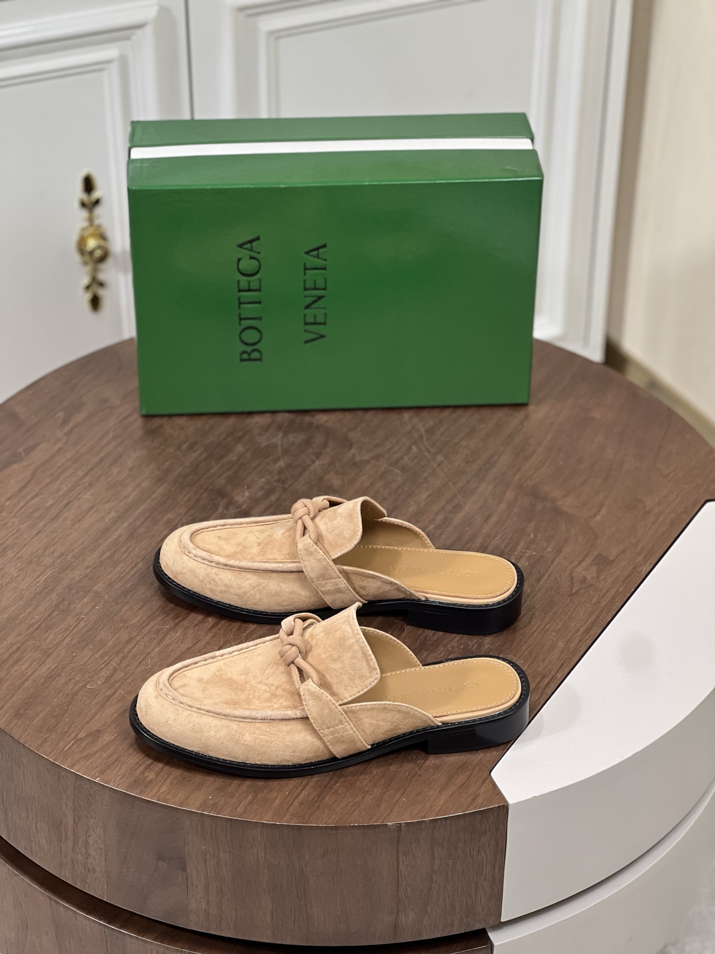 Bott*葆蝶家夏季休闲乐福皮鞋
饰品皮扣设计元素，轻便舒...