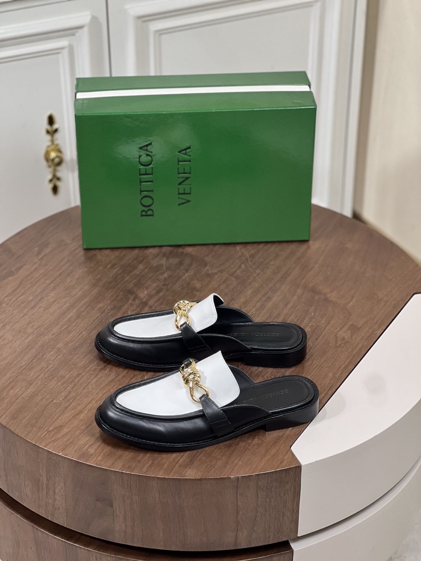 Bott*葆蝶家夏季休闲乐福皮鞋
饰品皮扣设计元素，轻便舒...