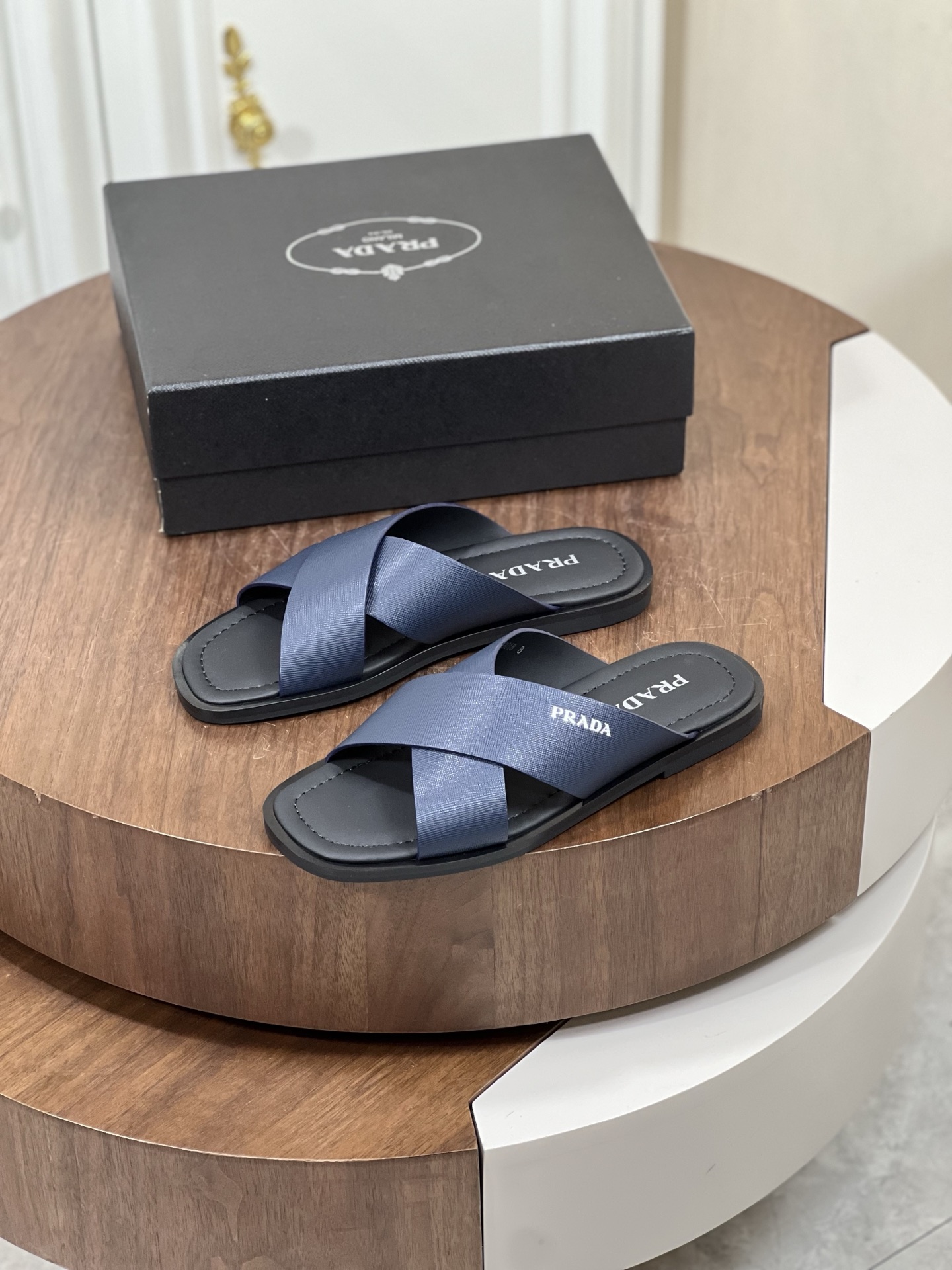Prad* 最新拖鞋官网同步-真皮大底
这款拖鞋以品牌独特的标...