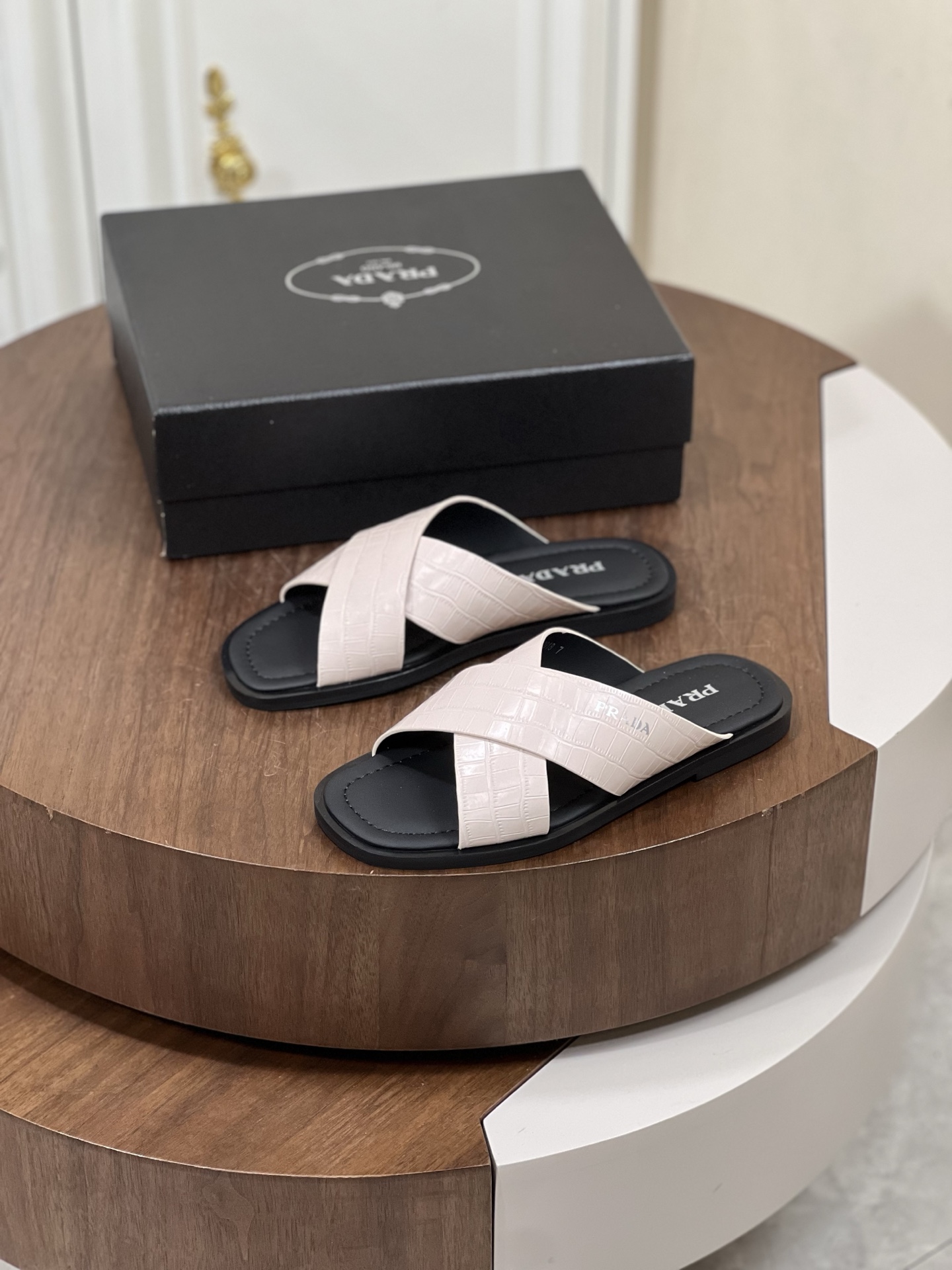 Prad* 最新拖鞋官网同步-真皮大底
这款拖鞋以品牌独特的标...