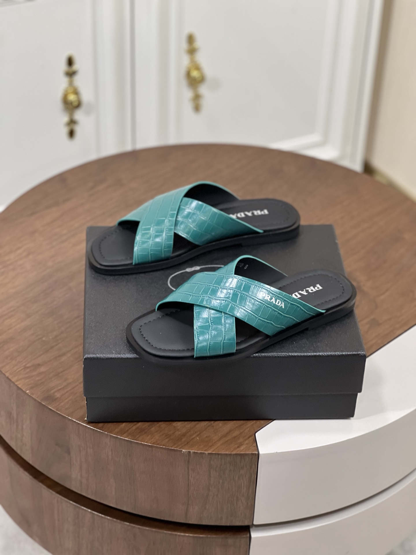 Prad* 最新拖鞋官网同步-真皮大底
这款拖鞋以品牌独特的标...