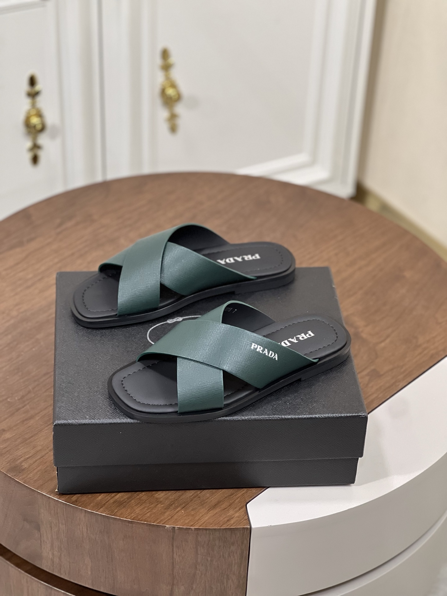 Prad* 最新拖鞋官网同步-真皮大底
这款拖鞋以品牌独特的标...