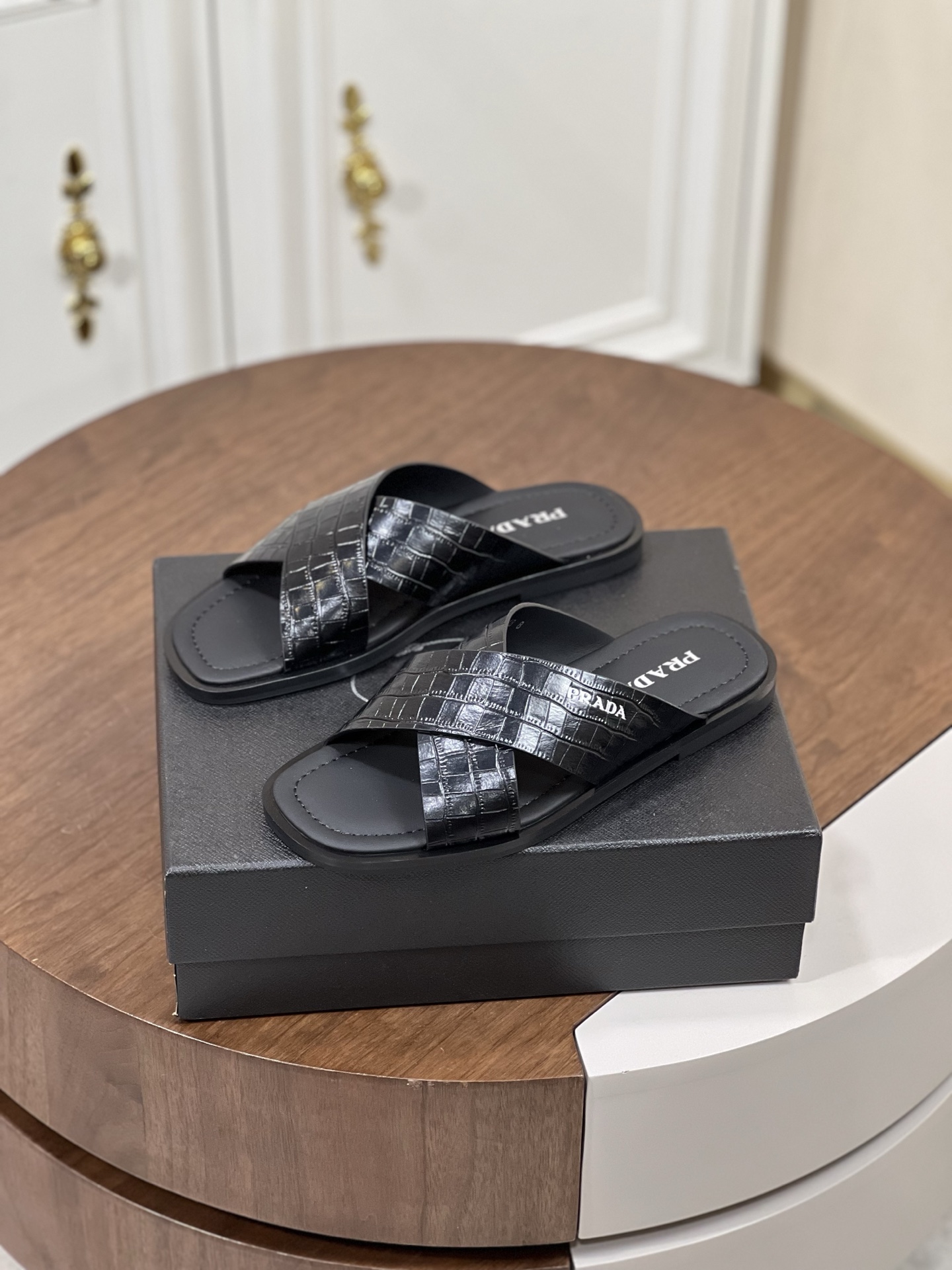 Prad* 最新拖鞋官网同步-真皮大底
这款拖鞋以品牌独特的标...