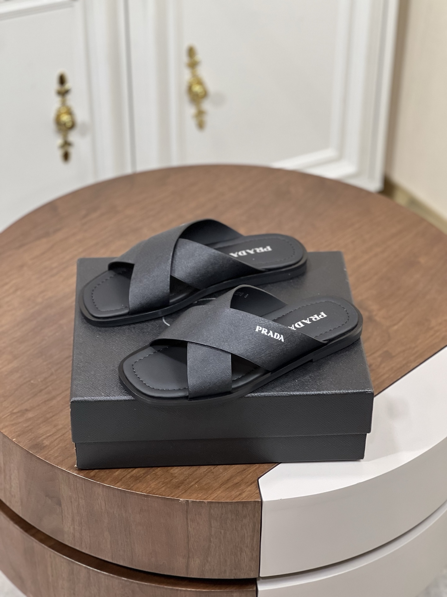 Prad* 最新拖鞋官网同步-真皮大底
这款拖鞋以品牌独特的标...