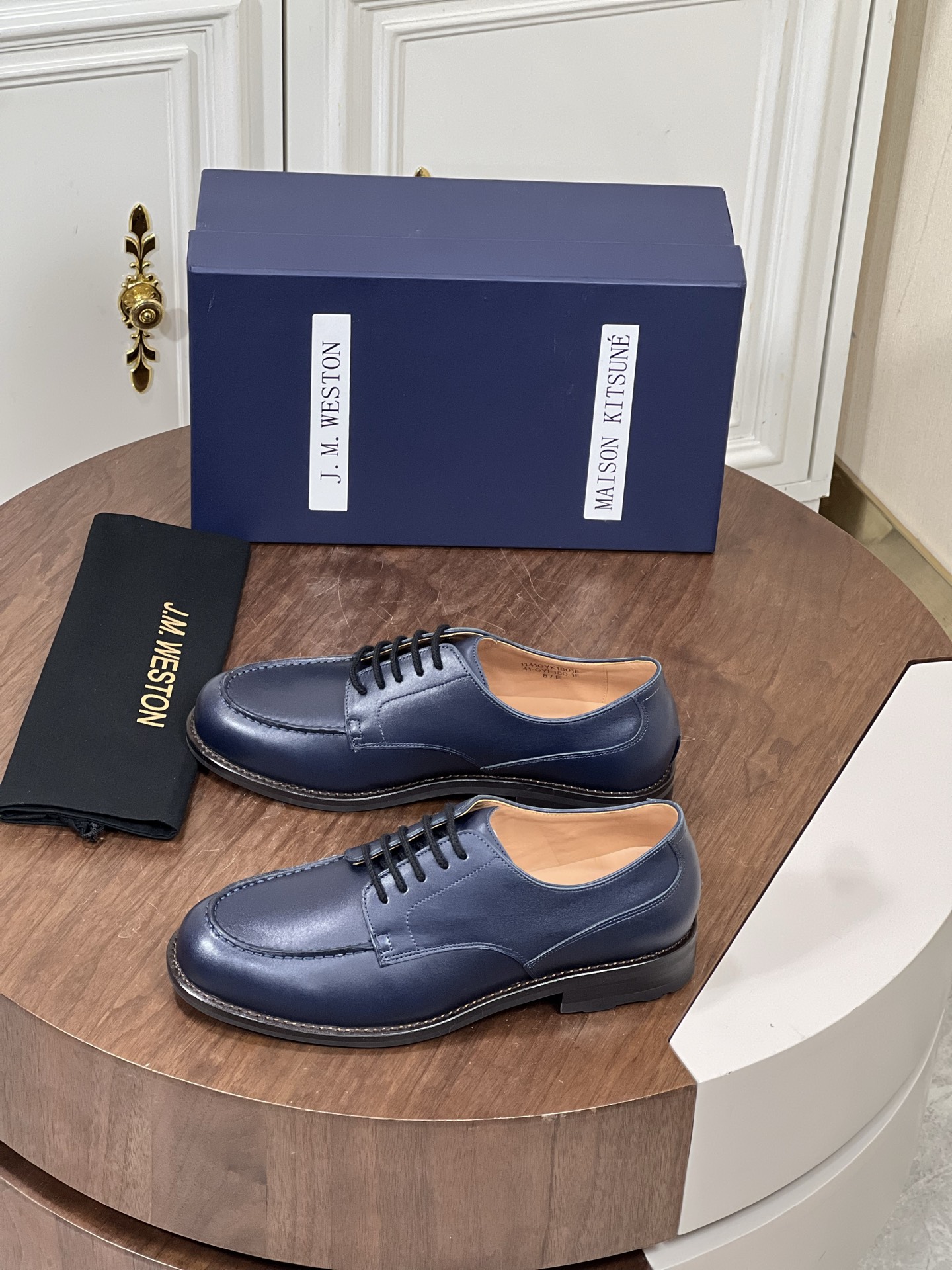 J.M.WESTON男士经典系带商务皮鞋
鞋面采用原版牛皮，进口牛...
