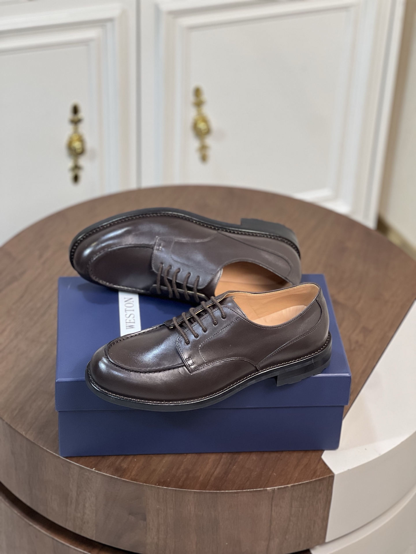 J.M.WESTON男士经典系带商务皮鞋
鞋面采用原版牛皮，进口牛...