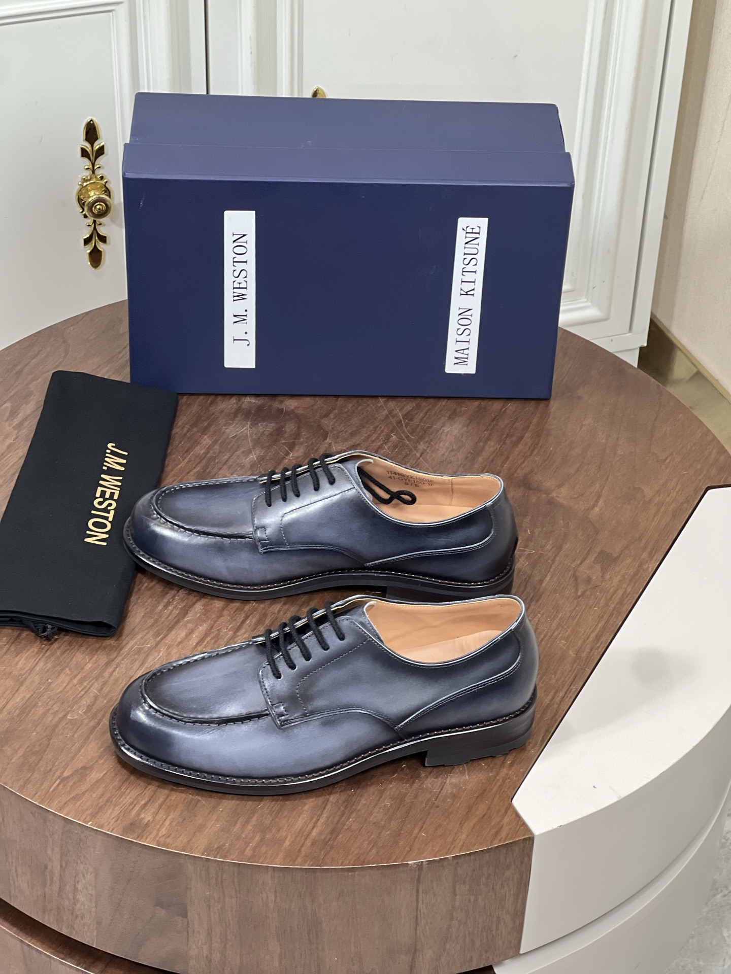 J.M.WESTON男士经典系带商务皮鞋
鞋面采用原版牛皮，进口牛...