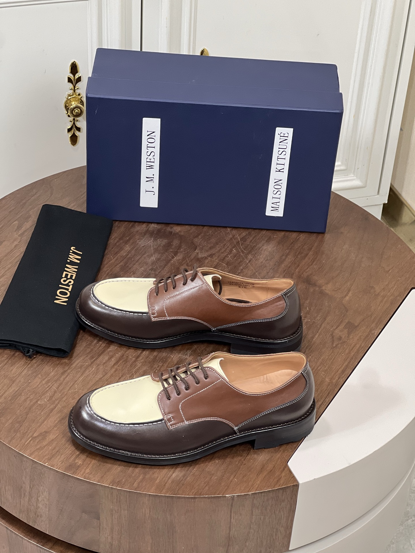 J.M.WESTON男士经典系带商务皮鞋
鞋面采用原版牛皮，进口牛...