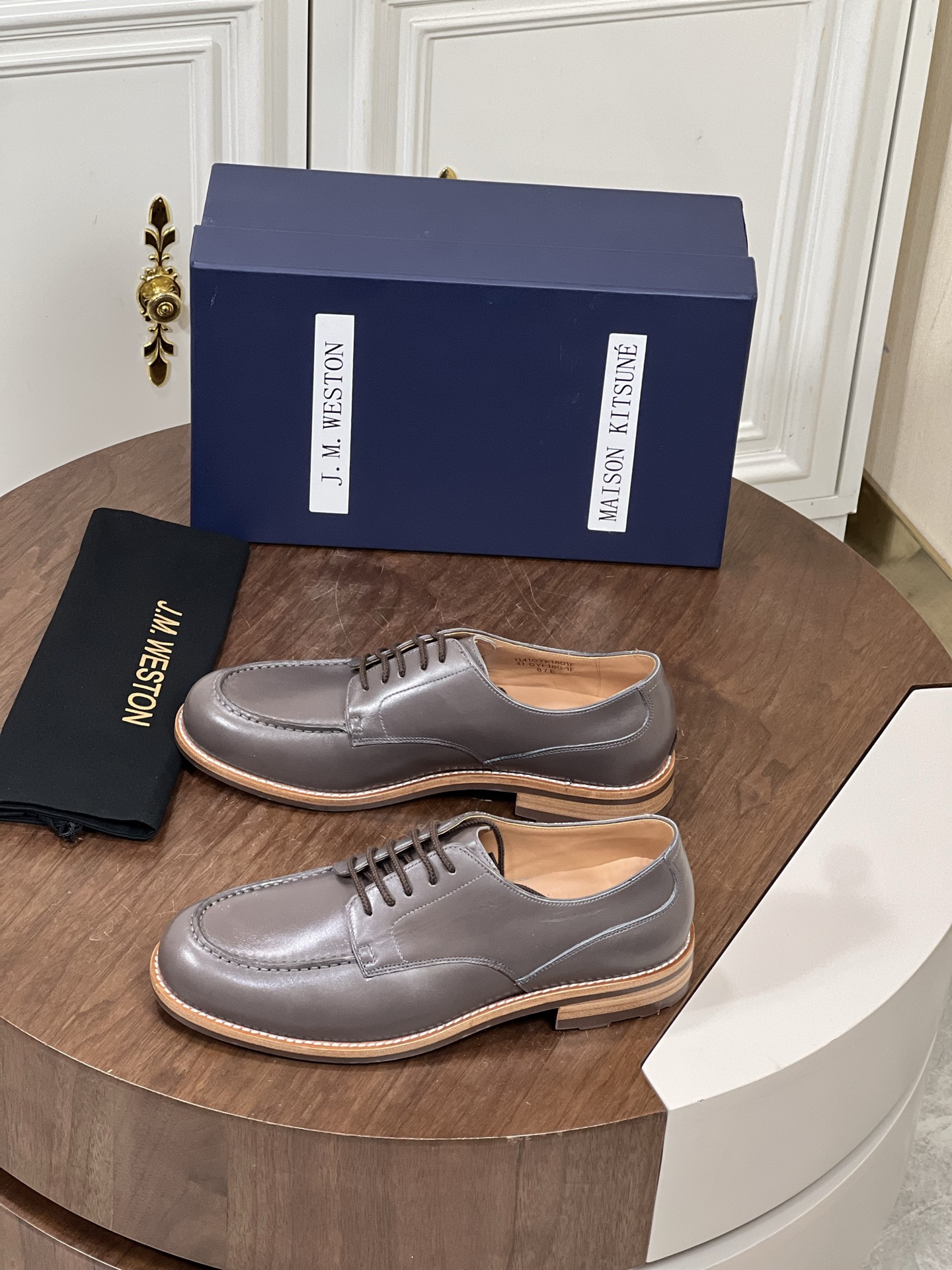 J.M.WESTON男士经典系带商务皮鞋
鞋面采用原版牛皮，进口牛...