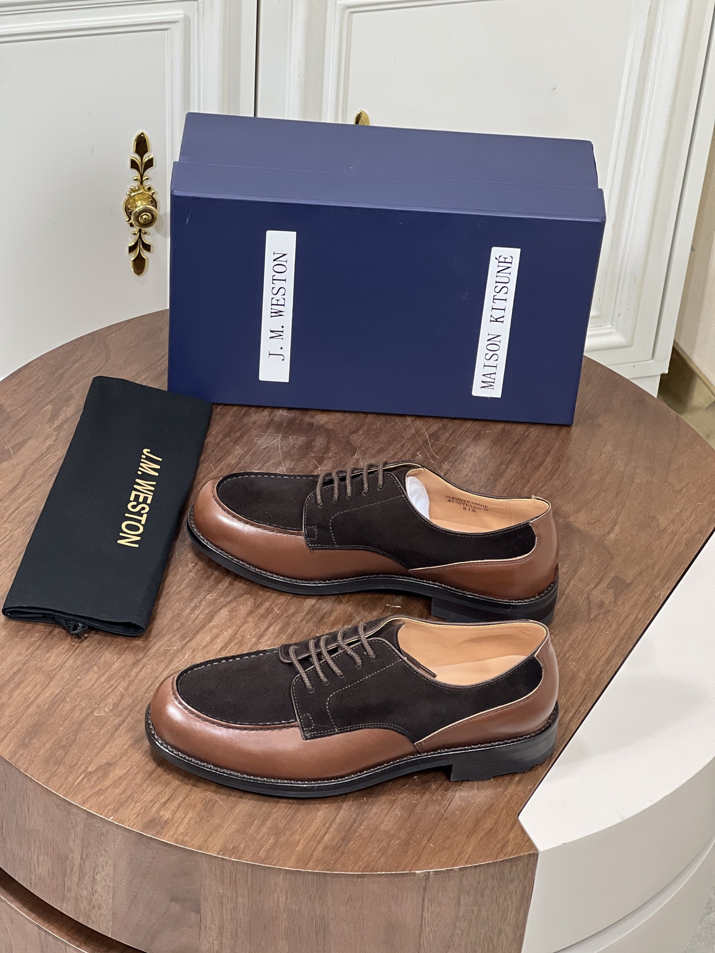 J.M.WESTON男士经典系带商务皮鞋
鞋面采用原版牛皮，进口牛...
