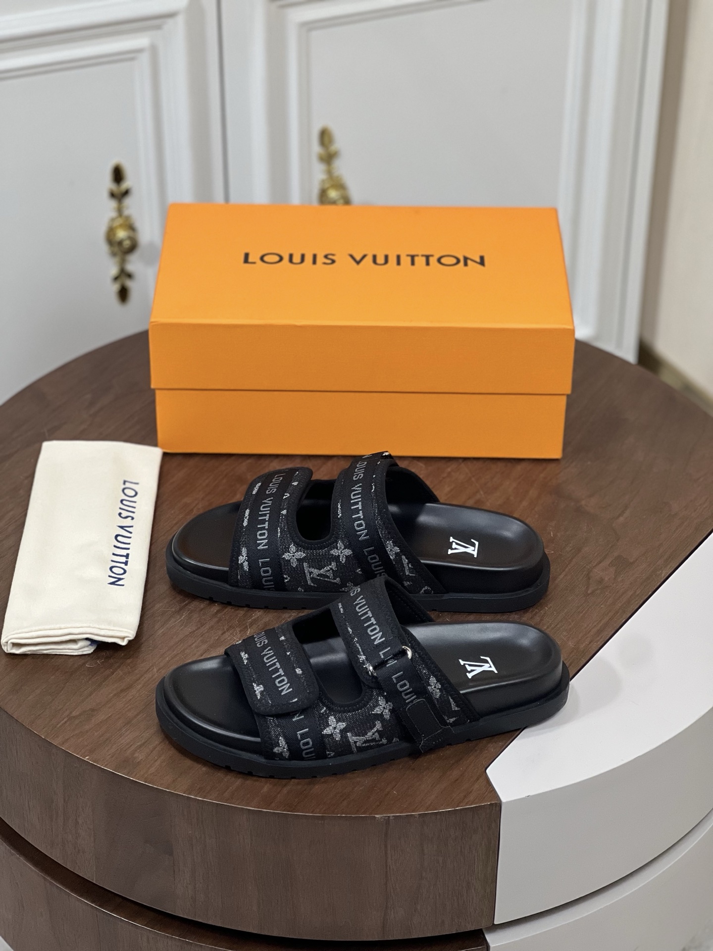 𝐋𝐨𝐮𝐢𝐬 𝐕𝐮𝐢𝐭𝐭𝐨𝐧# 路易威登面包拖鞋
...