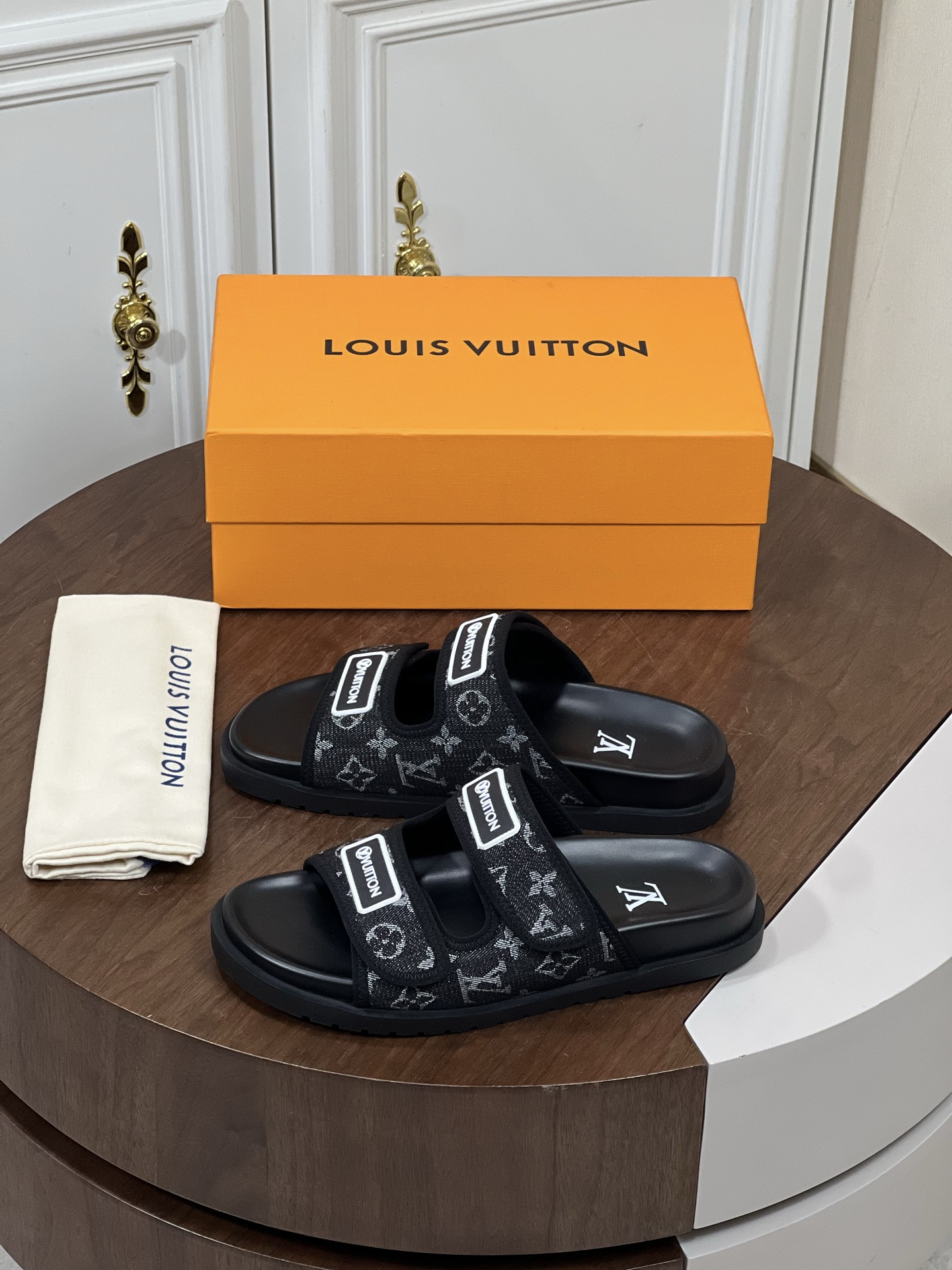 𝐋𝐨𝐮𝐢𝐬 𝐕𝐮𝐢𝐭𝐭𝐨𝐧# 路易威登面包拖鞋
...