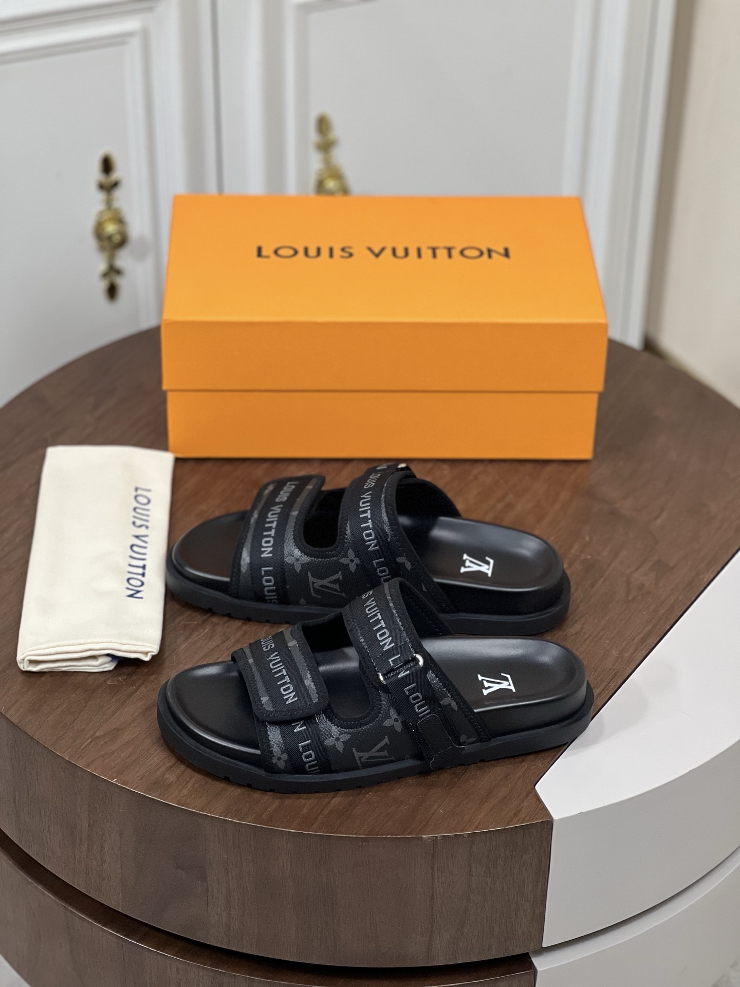 𝐋𝐨𝐮𝐢𝐬 𝐕𝐮𝐢𝐭𝐭𝐨𝐧# 路易威登面包拖鞋
...