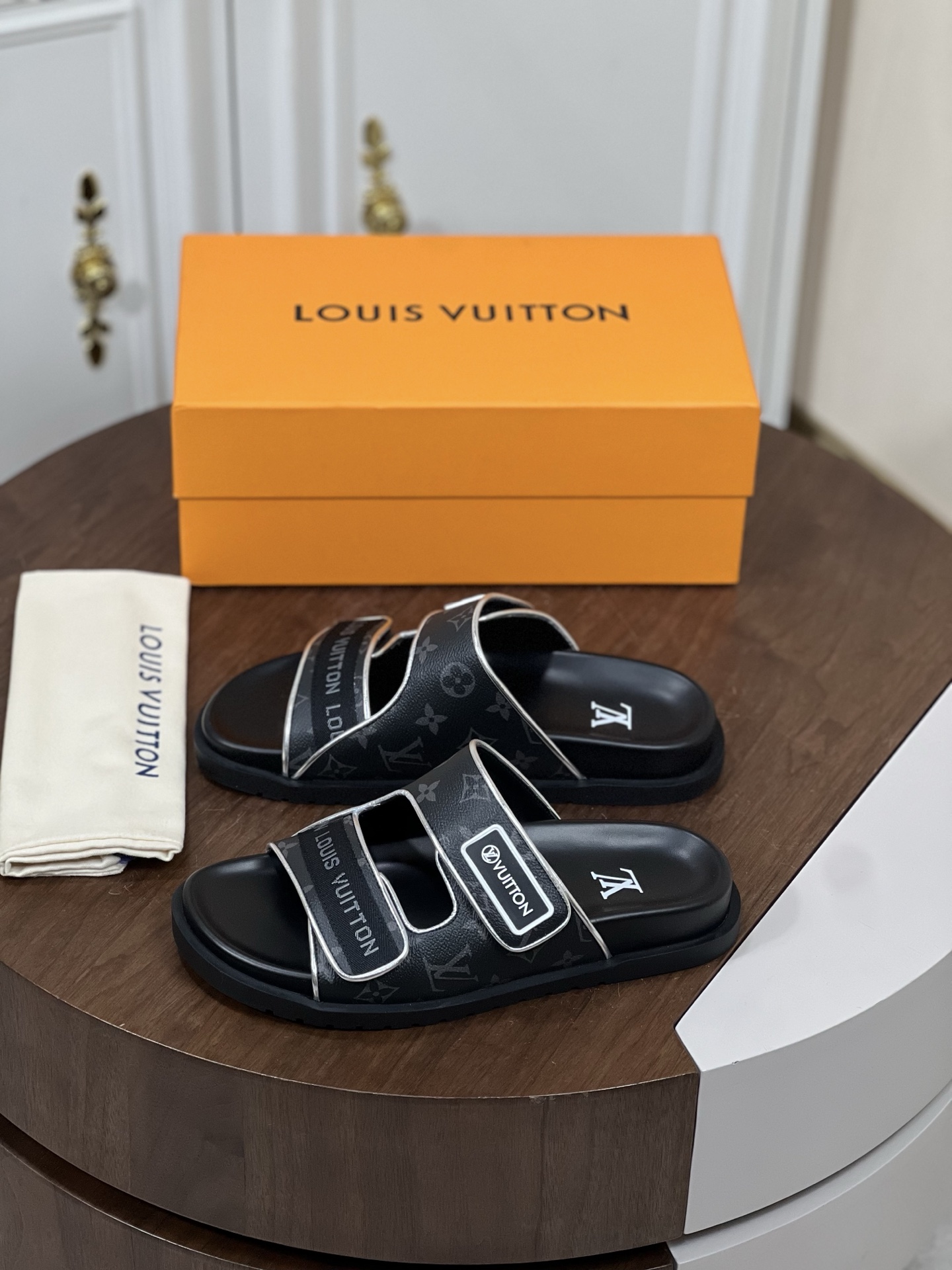 𝐋𝐨𝐮𝐢𝐬 𝐕𝐮𝐢𝐭𝐭𝐨𝐧# 路易威登面包拖鞋
...