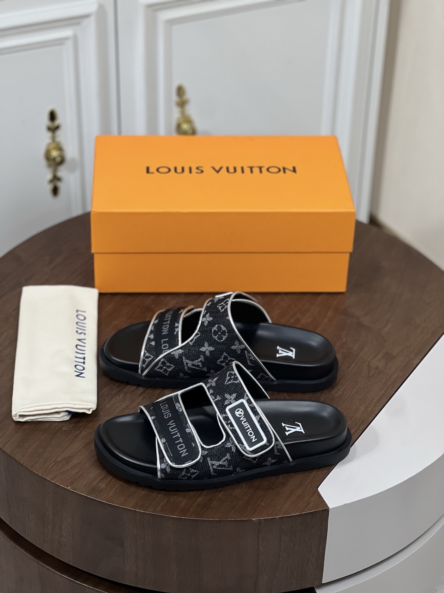 𝐋𝐨𝐮𝐢𝐬 𝐕𝐮𝐢𝐭𝐭𝐨𝐧# 路易威登面包拖鞋
...