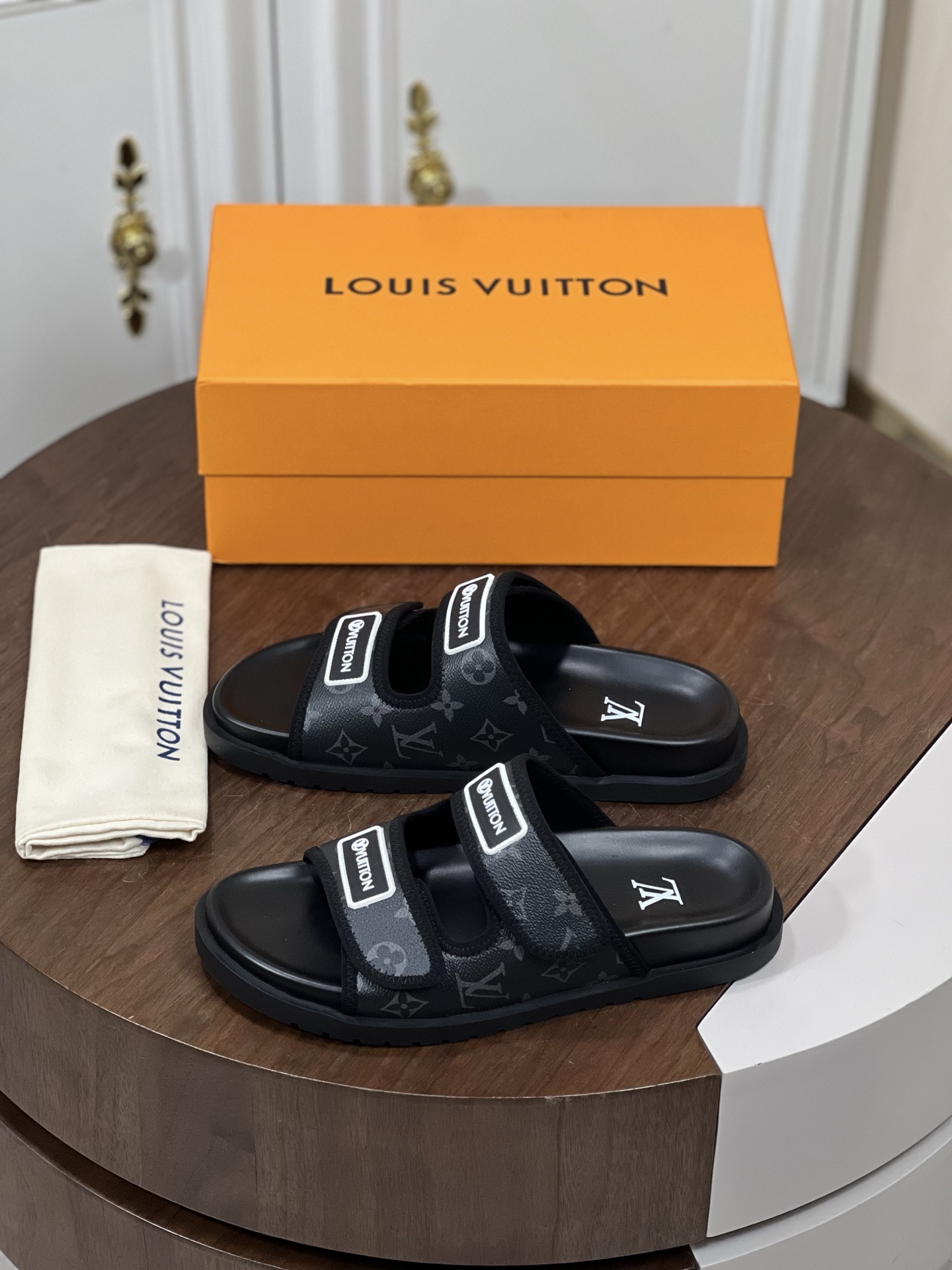𝐋𝐨𝐮𝐢𝐬 𝐕𝐮𝐢𝐭𝐭𝐨𝐧# 路易威登面包拖鞋
...