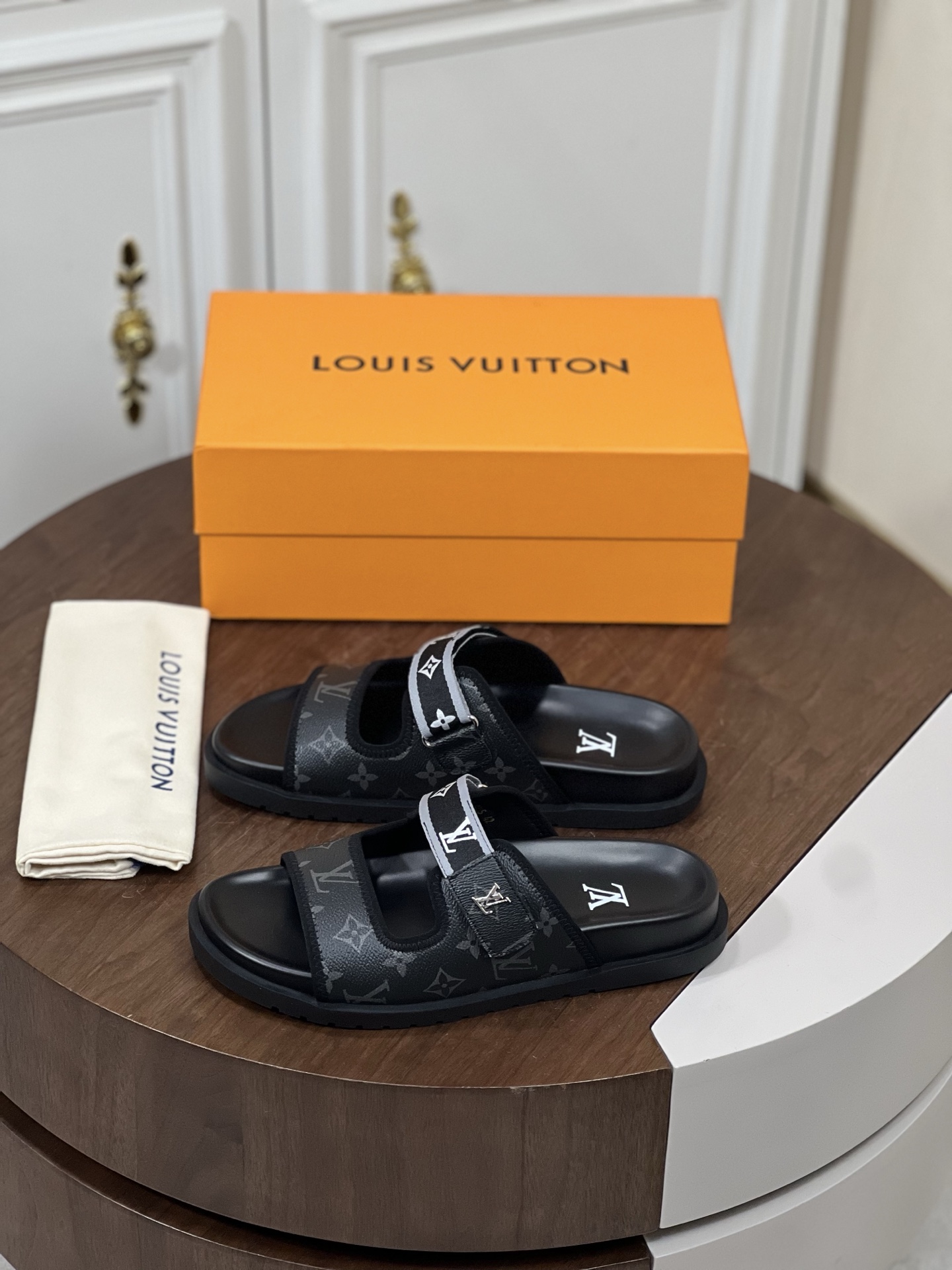 𝐋𝐨𝐮𝐢𝐬 𝐕𝐮𝐢𝐭𝐭𝐨𝐧# 路易威登面包拖鞋
...