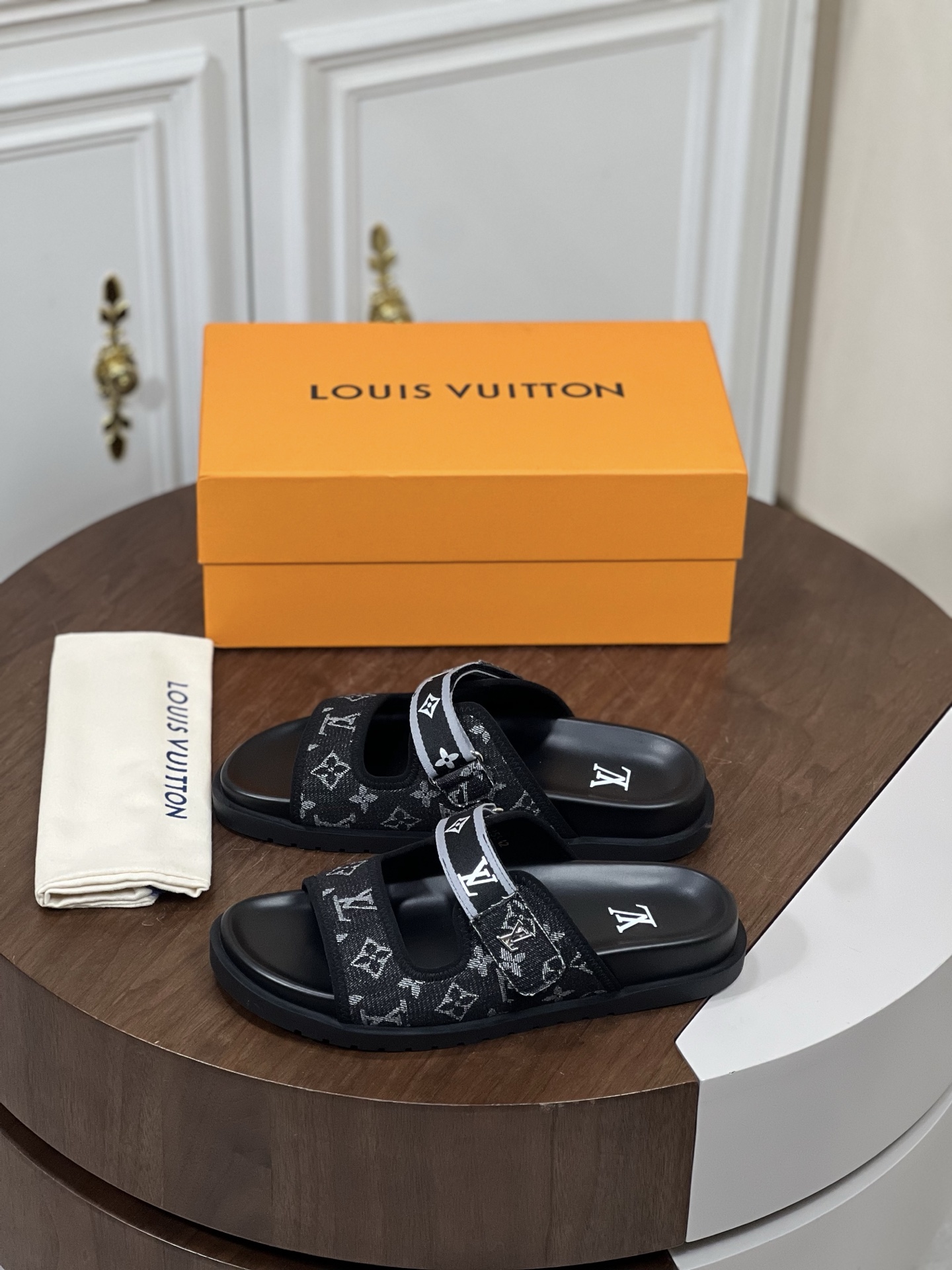 𝐋𝐨𝐮𝐢𝐬 𝐕𝐮𝐢𝐭𝐭𝐨𝐧# 路易威登面包拖鞋
...