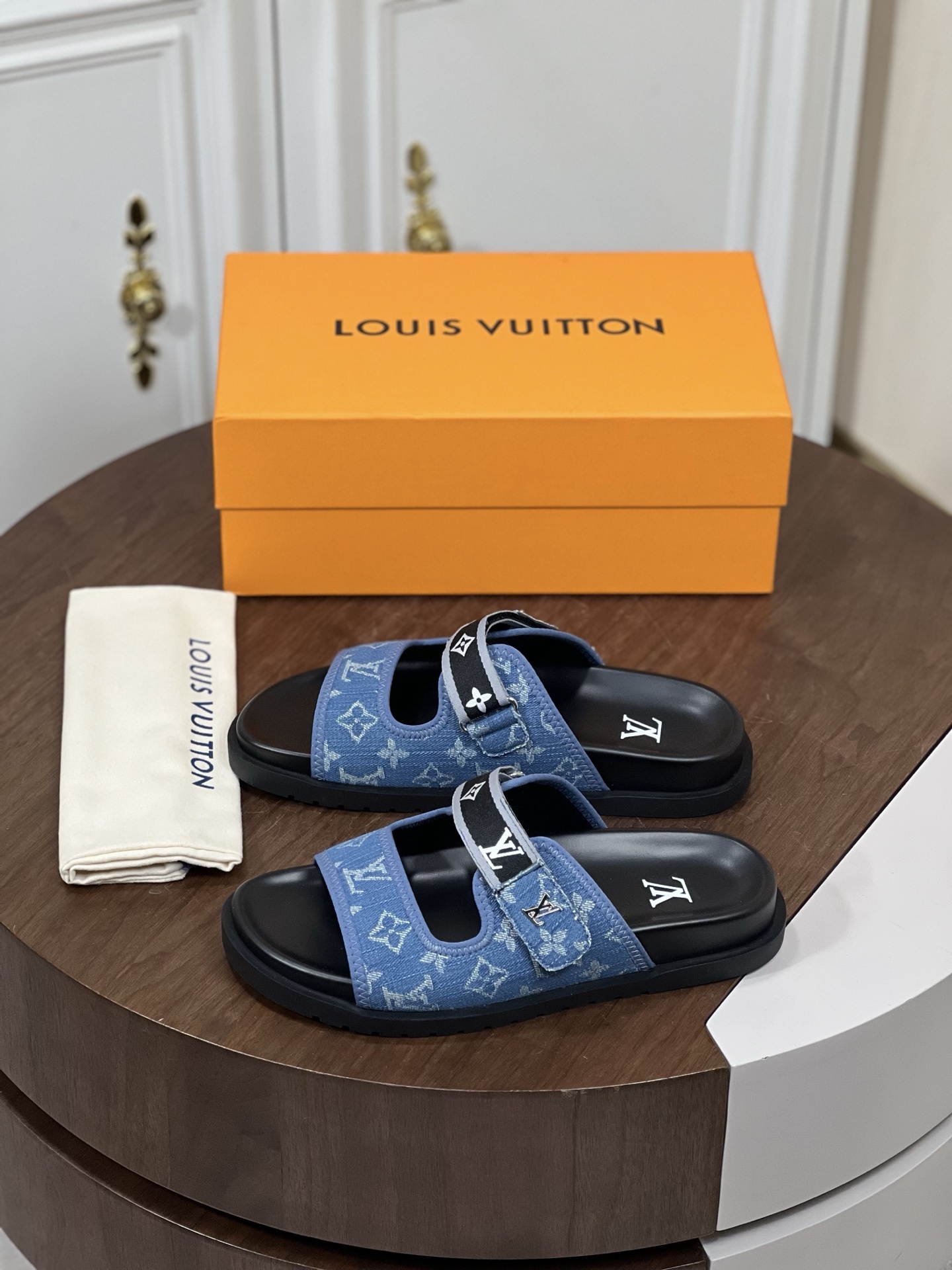 𝐋𝐨𝐮𝐢𝐬 𝐕𝐮𝐢𝐭𝐭𝐨𝐧# 路易威登面包拖鞋
...