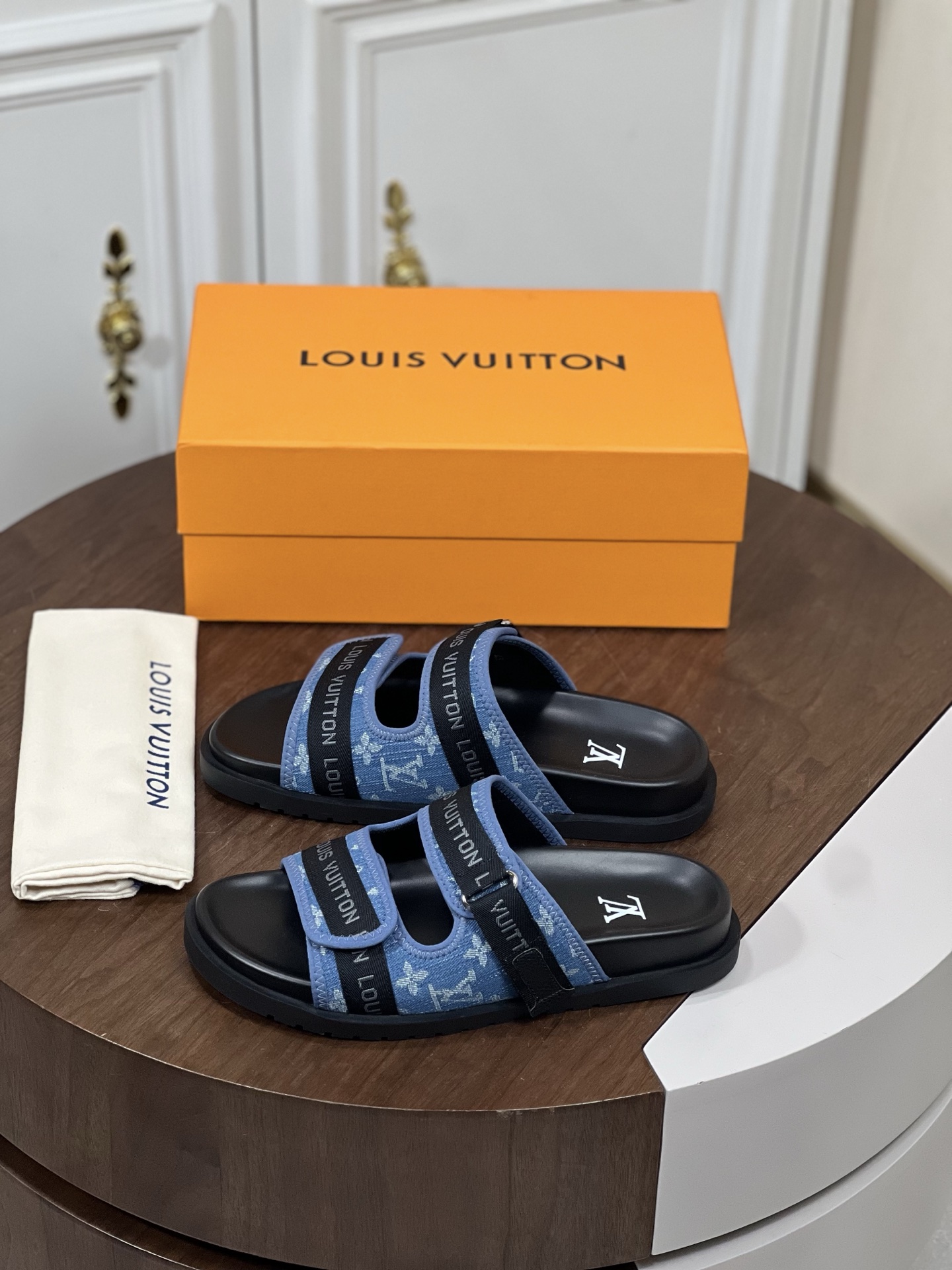 𝐋𝐨𝐮𝐢𝐬 𝐕𝐮𝐢𝐭𝐭𝐨𝐧# 路易威登面包拖鞋
...