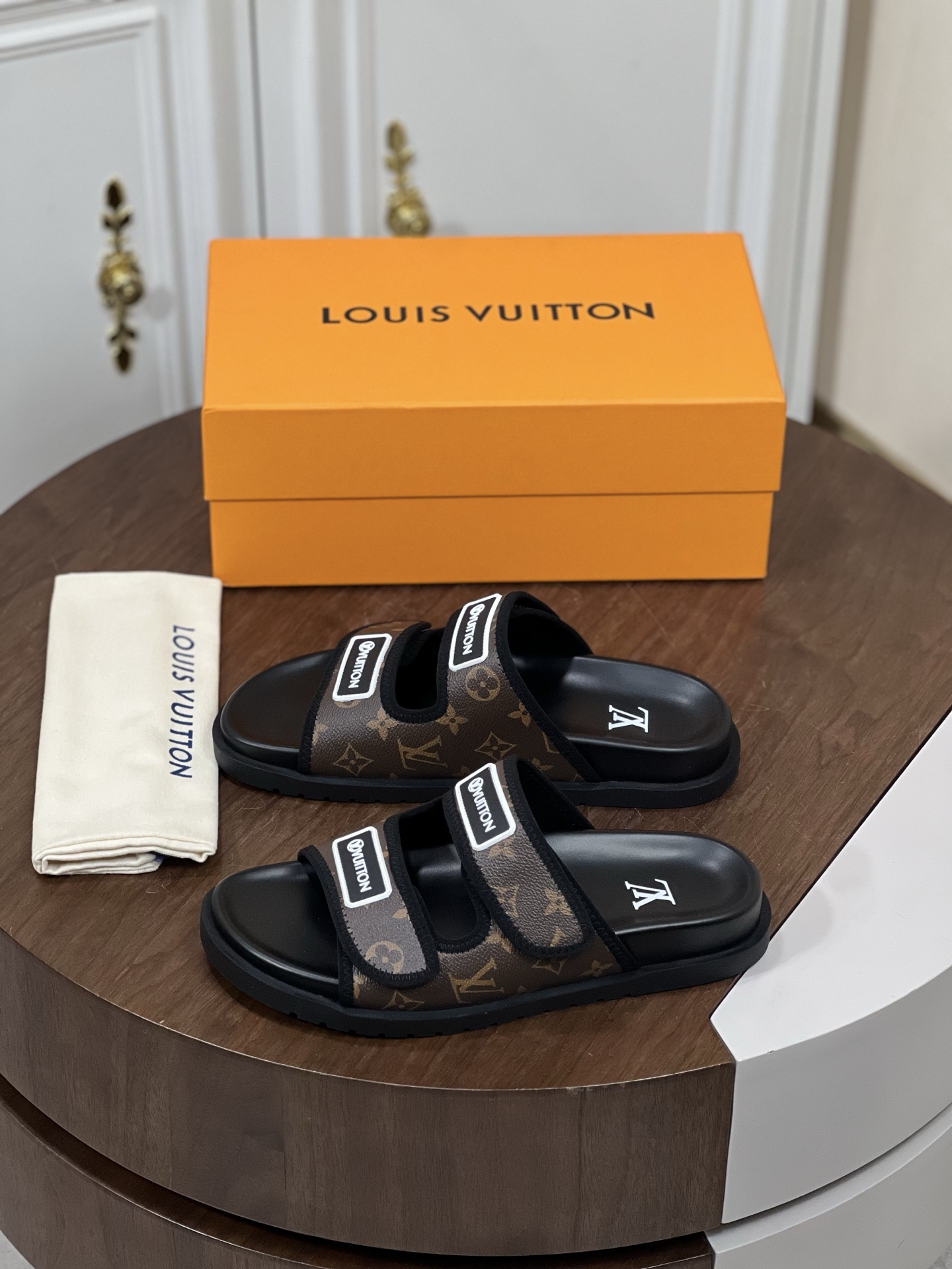 𝐋𝐨𝐮𝐢𝐬 𝐕𝐮𝐢𝐭𝐭𝐨𝐧# 路易威登面包拖鞋
...