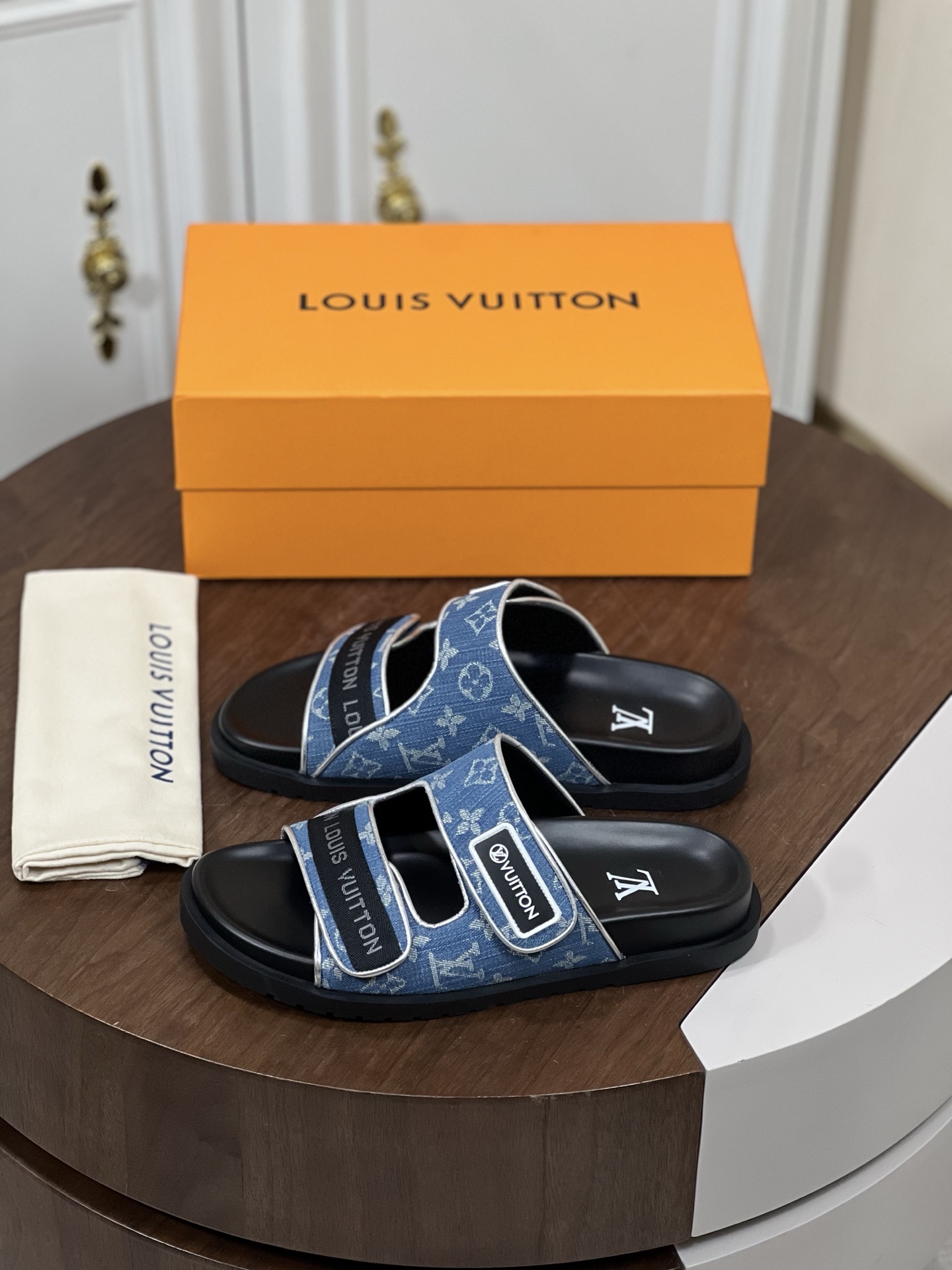 𝐋𝐨𝐮𝐢𝐬 𝐕𝐮𝐢𝐭𝐭𝐨𝐧# 路易威登面包拖鞋
...