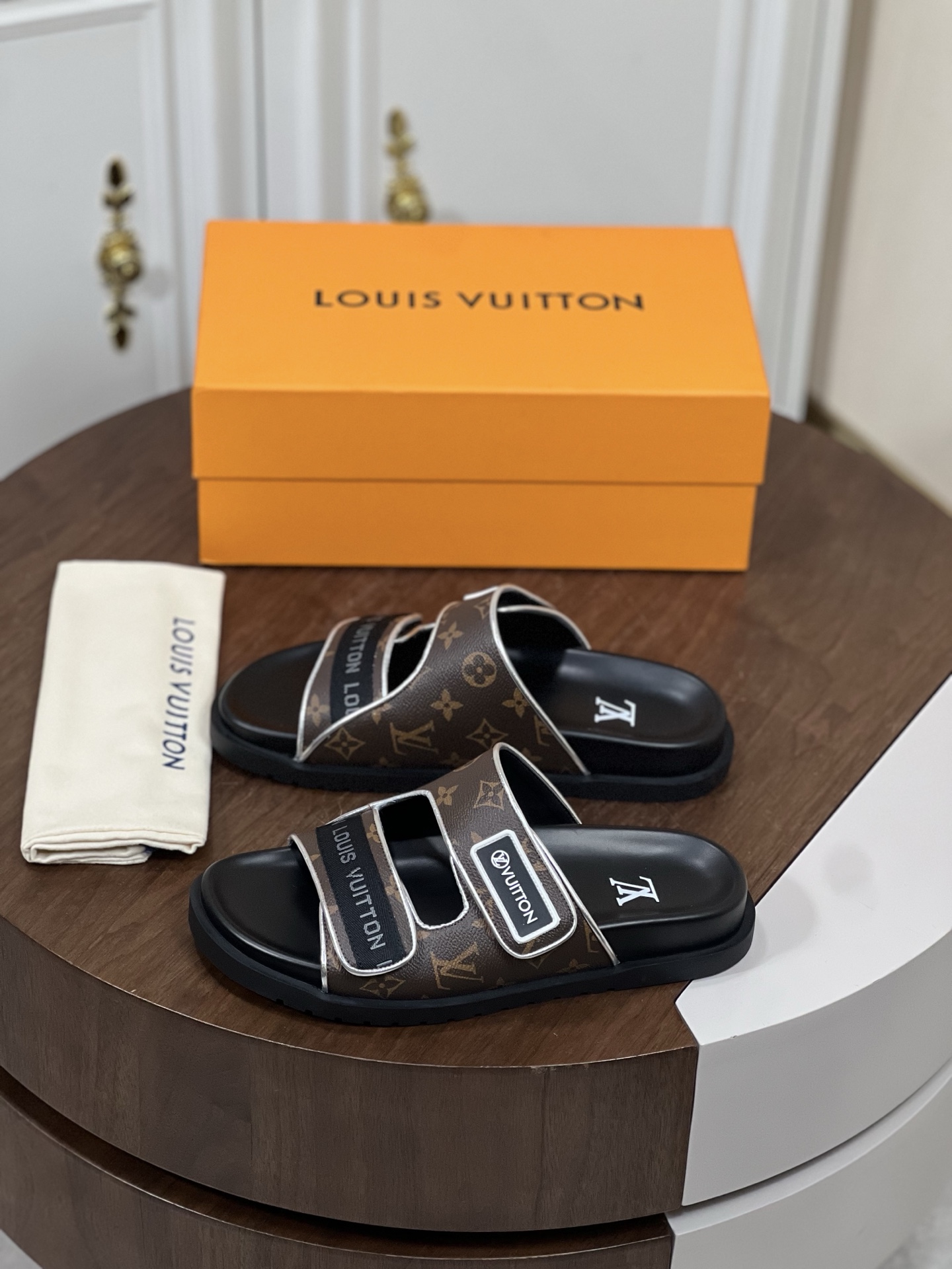 𝐋𝐨𝐮𝐢𝐬 𝐕𝐮𝐢𝐭𝐭𝐨𝐧# 路易威登面包拖鞋
...
