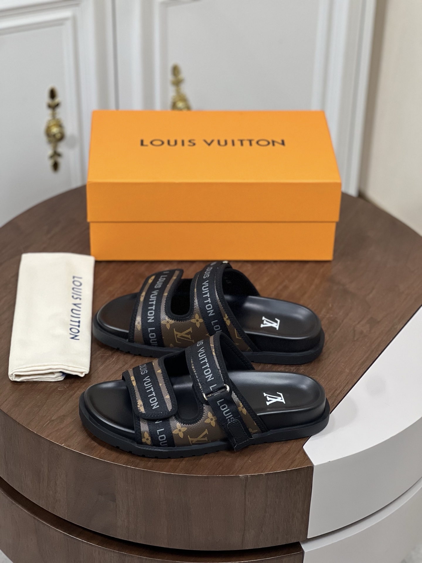 𝐋𝐨𝐮𝐢𝐬 𝐕𝐮𝐢𝐭𝐭𝐨𝐧# 路易威登面包拖鞋
...