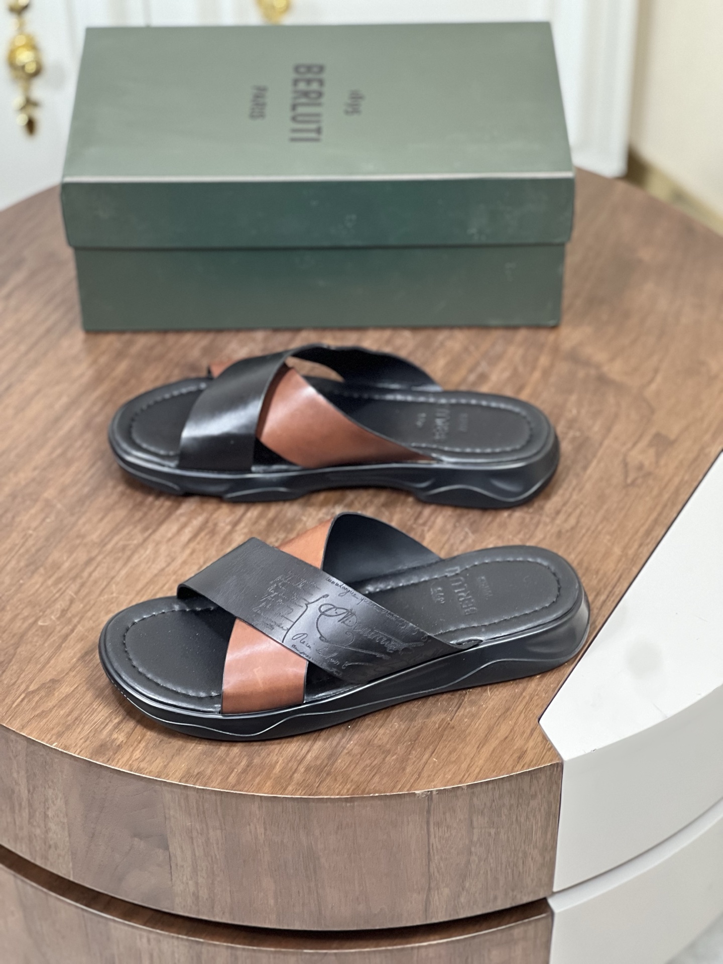 Ber*布鲁提意大利奢品，高端男士拖鞋
鞋面选用进口头层牛...