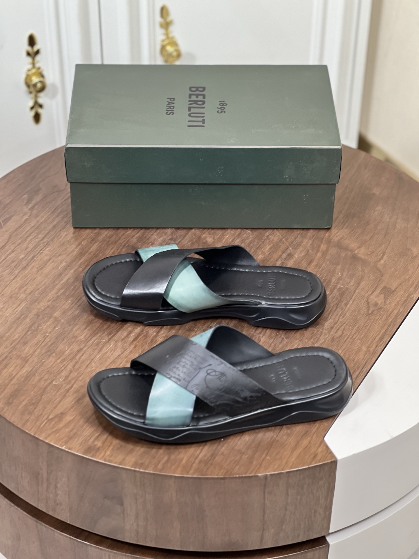 Ber*布鲁提意大利奢品，高端男士拖鞋
鞋面选用进口头层牛...