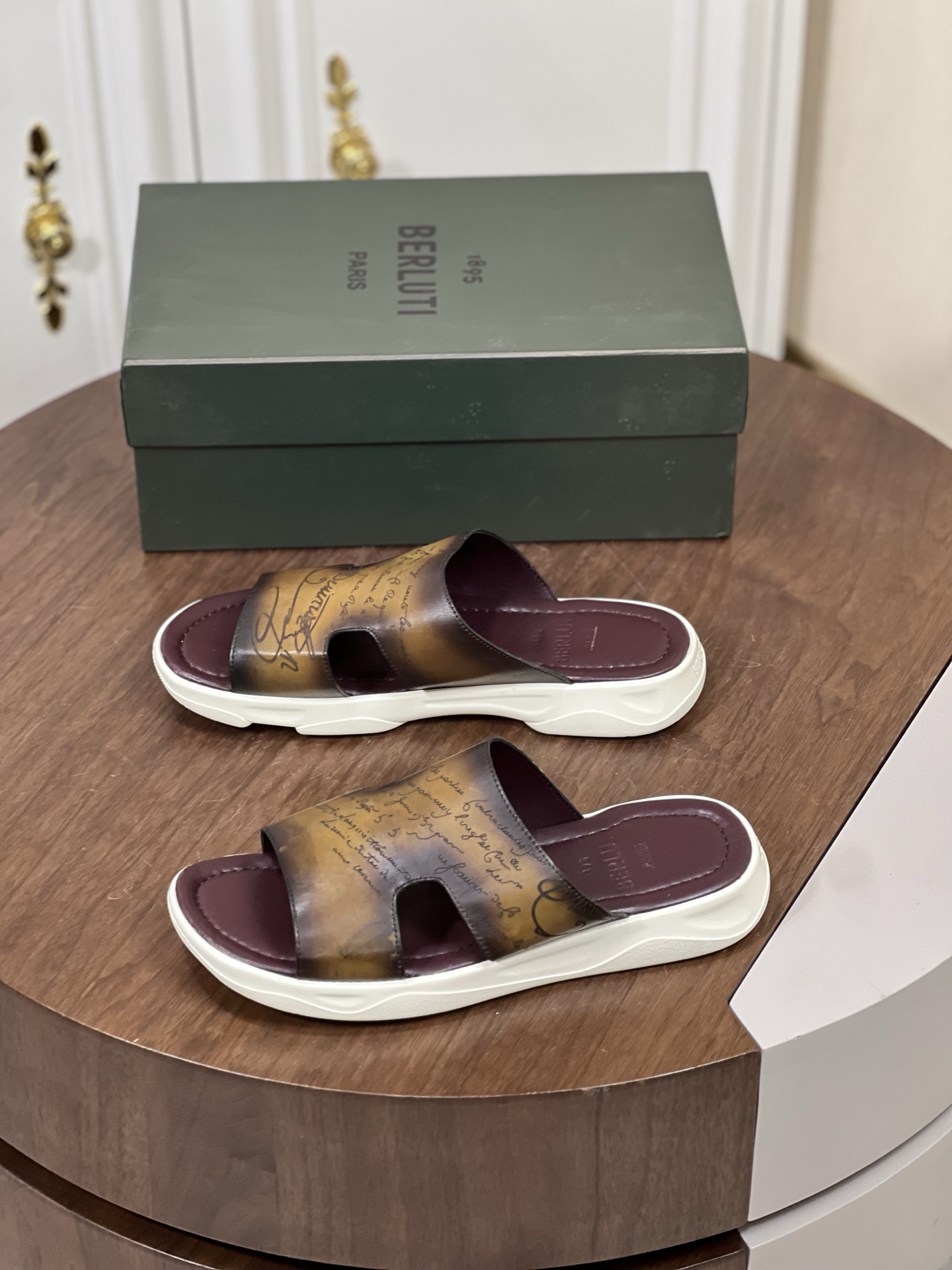 Ber*布鲁提意大利奢品，高端男士拖鞋
鞋面选用进口头层牛...