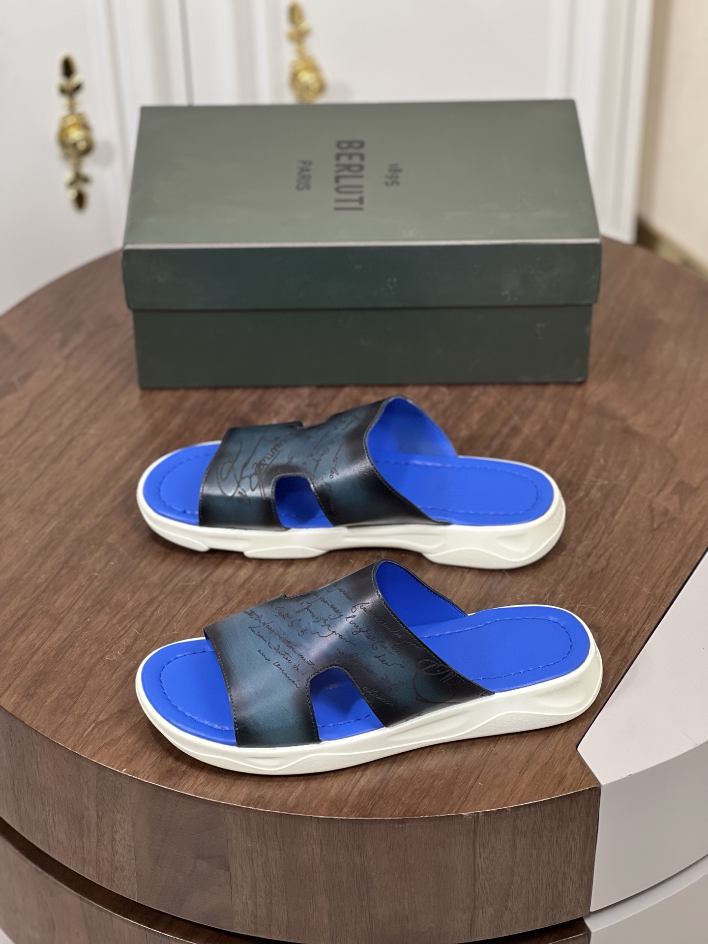 Ber*布鲁提意大利奢品，高端男士拖鞋
鞋面选用进口头层牛...