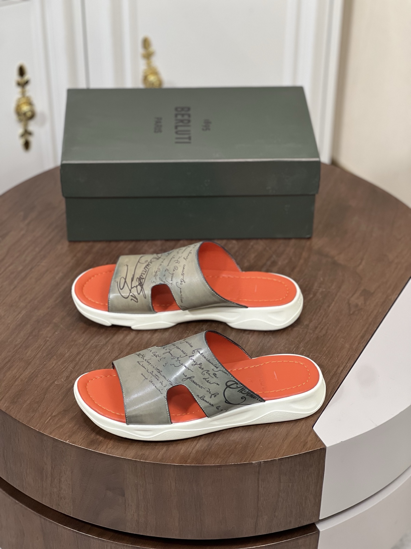 Ber*布鲁提意大利奢品，高端男士拖鞋
鞋面选用进口头层牛...