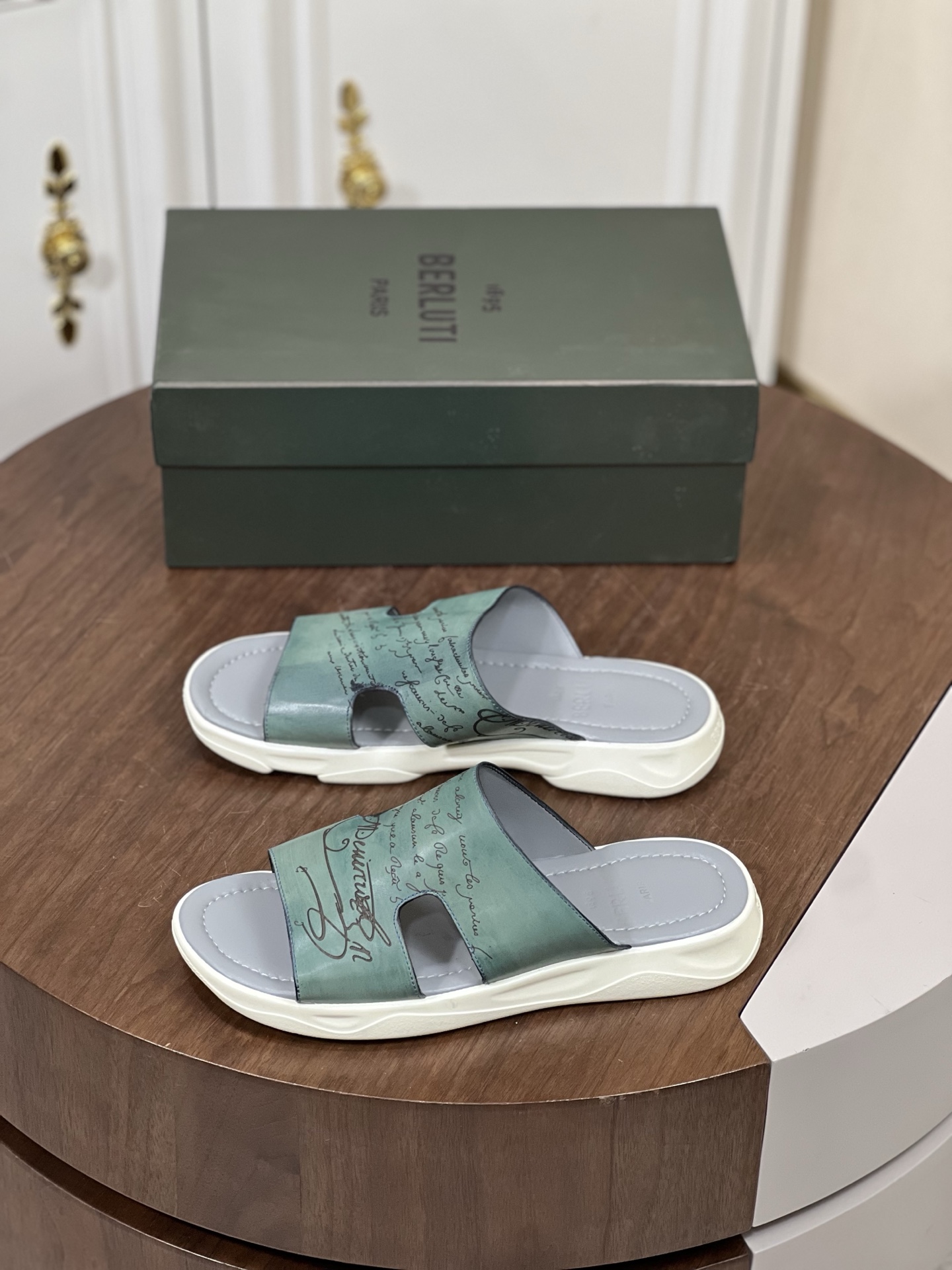 Ber*布鲁提意大利奢品，高端男士拖鞋
鞋面选用进口头层牛...