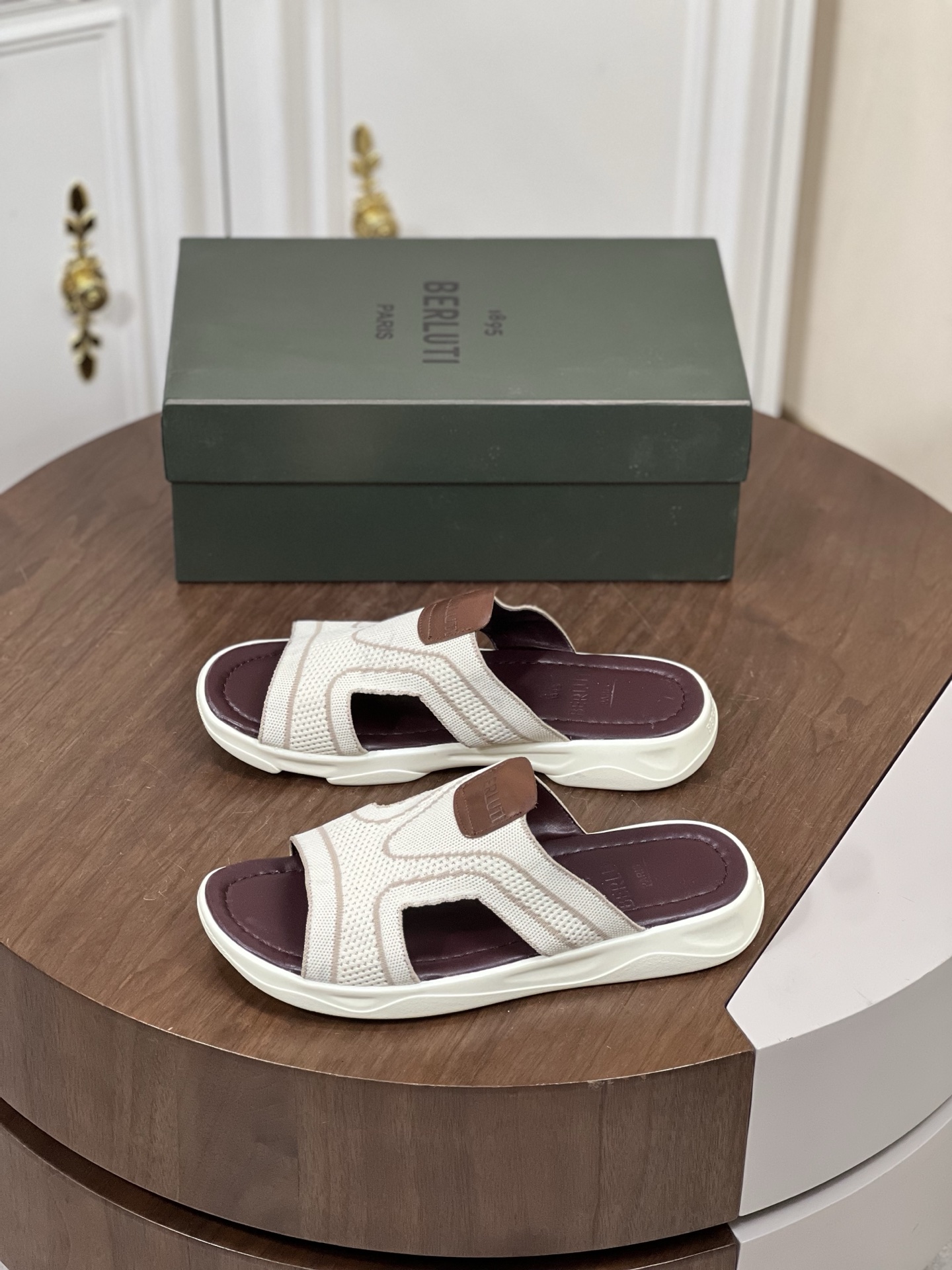 Ber*布鲁提意大利奢品，高端男士拖鞋
鞋面选用进口头层牛...