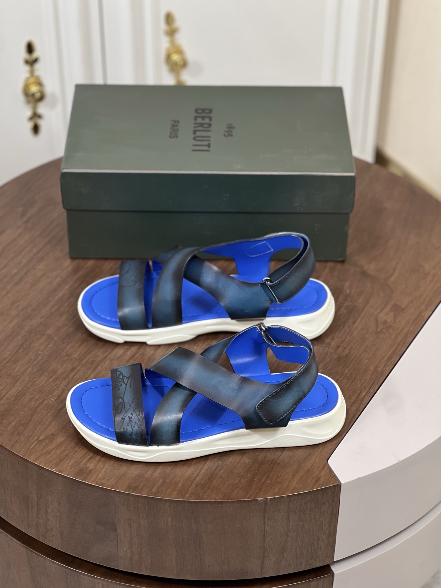 Ber*布鲁提意大利奢品，高端男士拖鞋
鞋面选用进口头层牛...