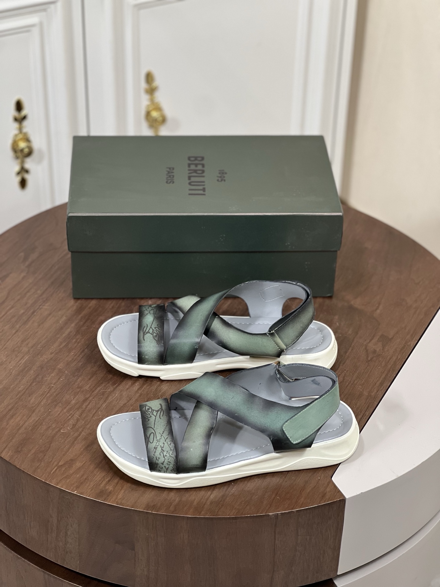 Ber*布鲁提意大利奢品，高端男士拖鞋
鞋面选用进口头层牛...