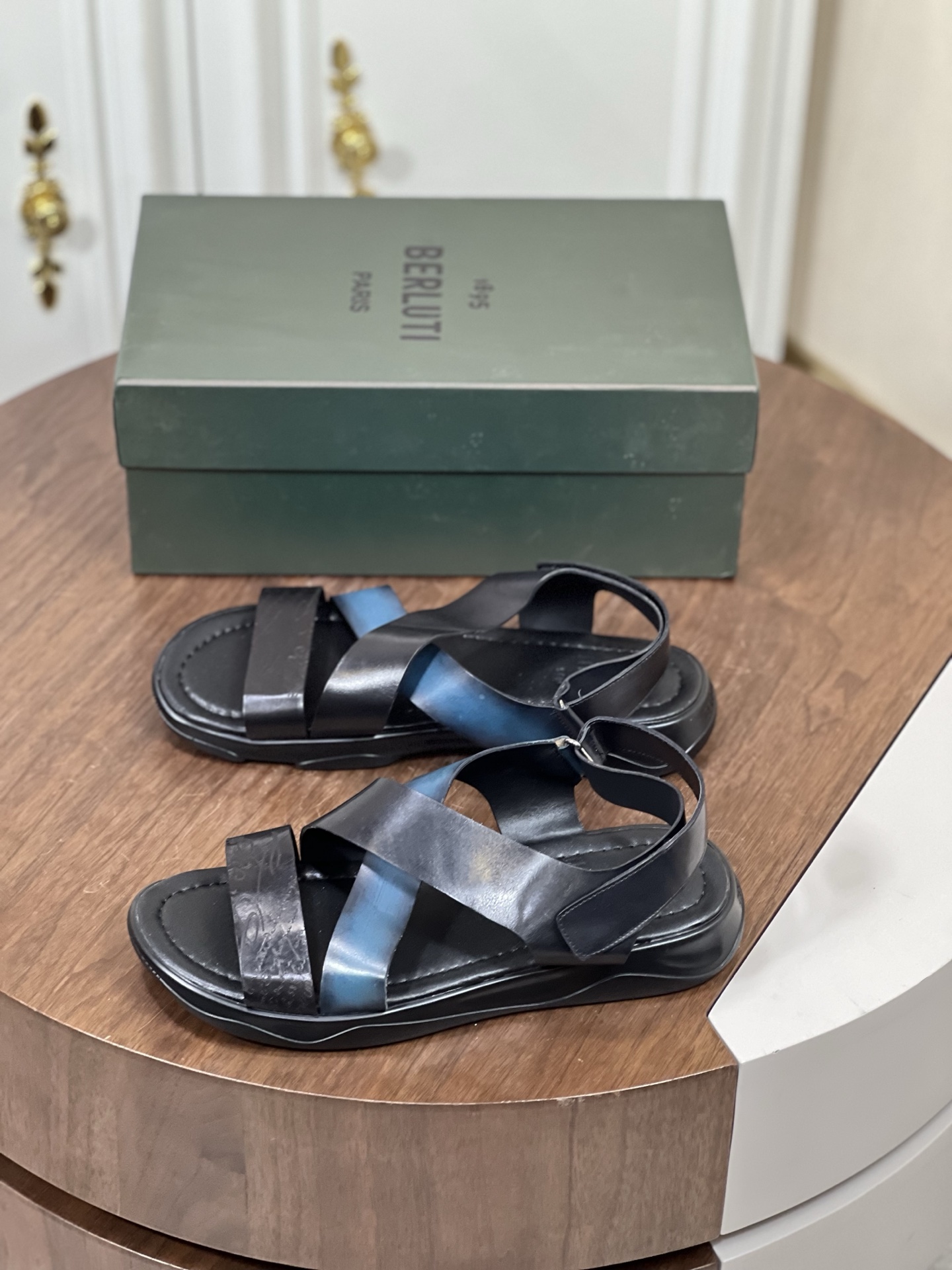 Ber*布鲁提意大利奢品，高端男士拖鞋
鞋面选用进口头层牛...