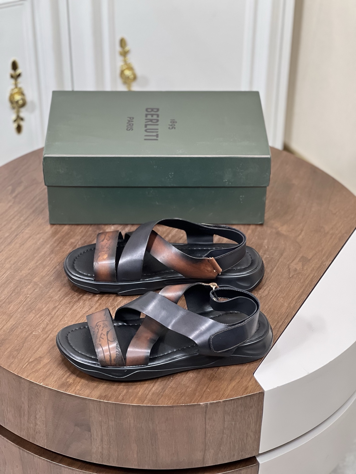 Ber*布鲁提意大利奢品，高端男士拖鞋
鞋面选用进口头层牛...