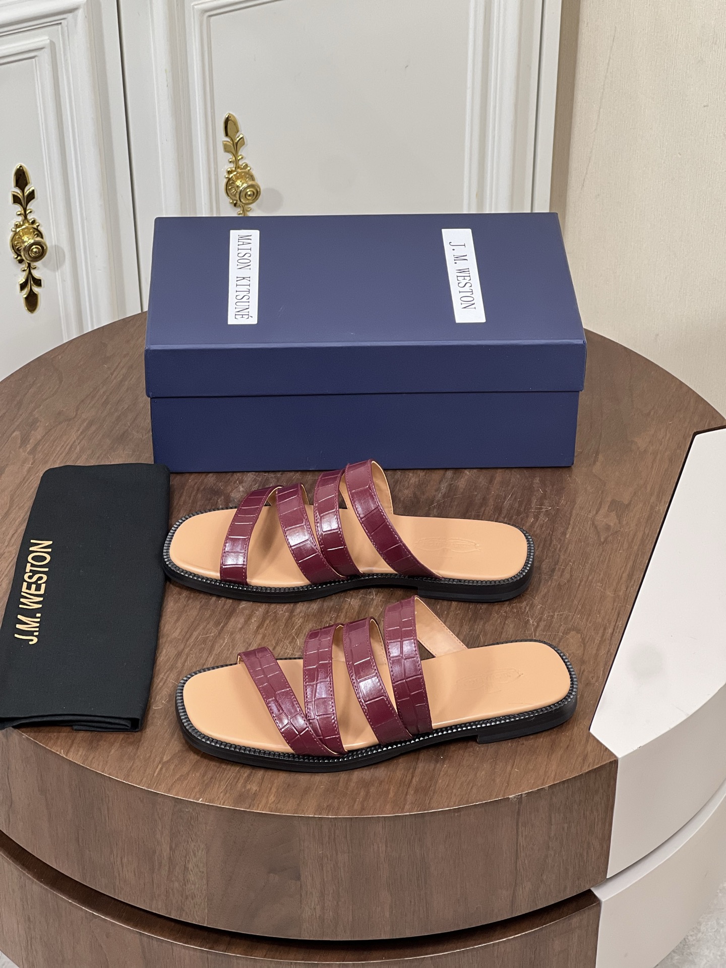 J.M.WESTON高端真皮夏季男士拖鞋
进口原版牛皮，牛皮内里，...