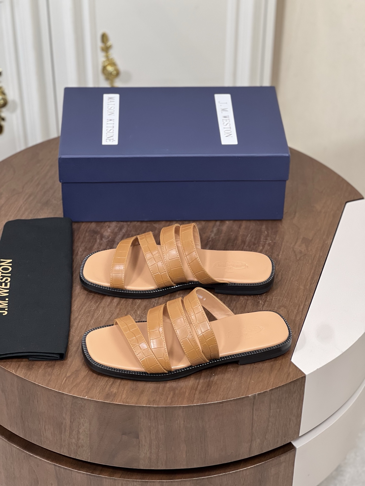 J.M.WESTON高端真皮夏季男士拖鞋
进口原版牛皮，牛皮内里，...