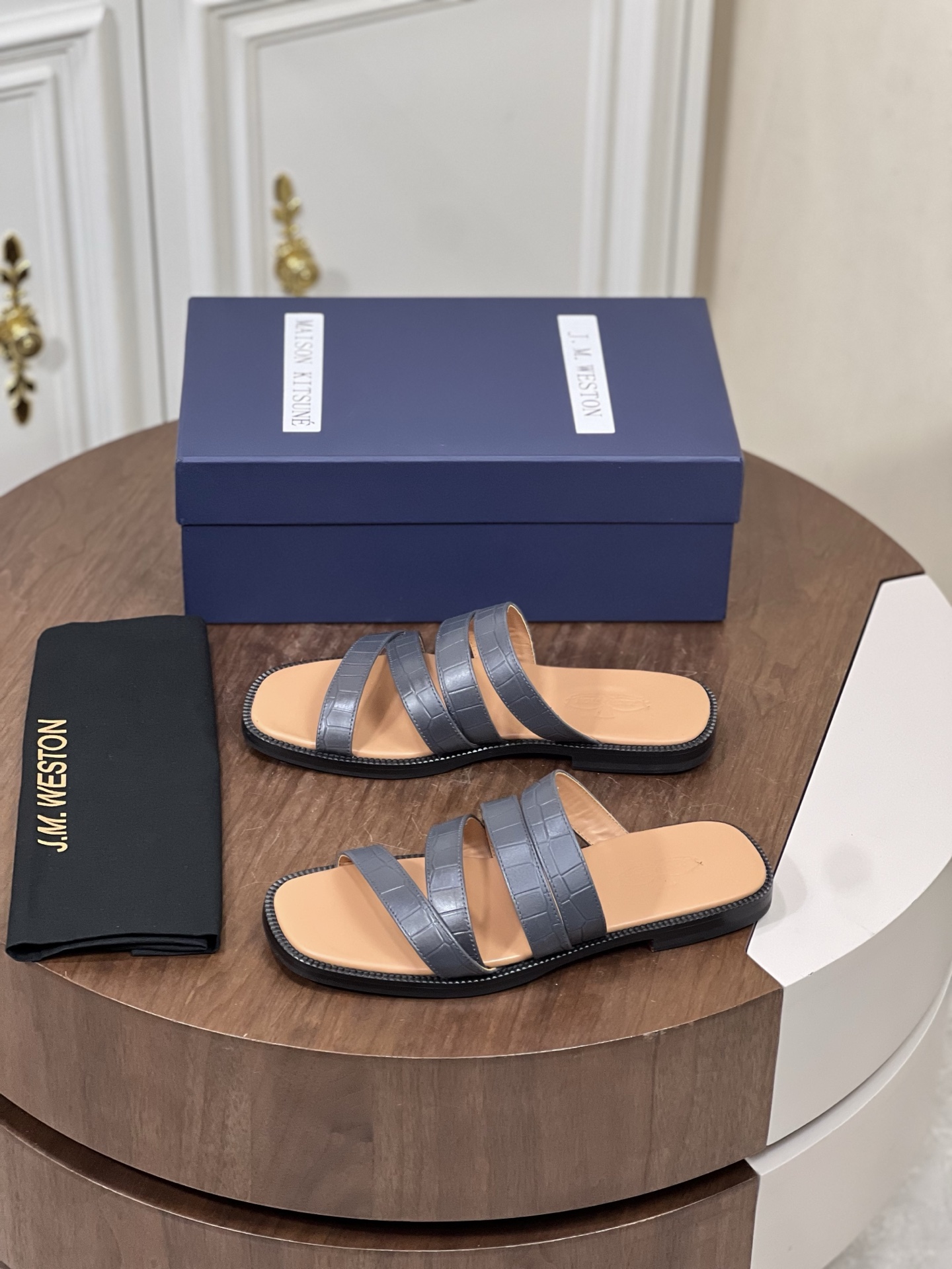 J.M.WESTON高端真皮夏季男士拖鞋
进口原版牛皮，牛皮内里，...