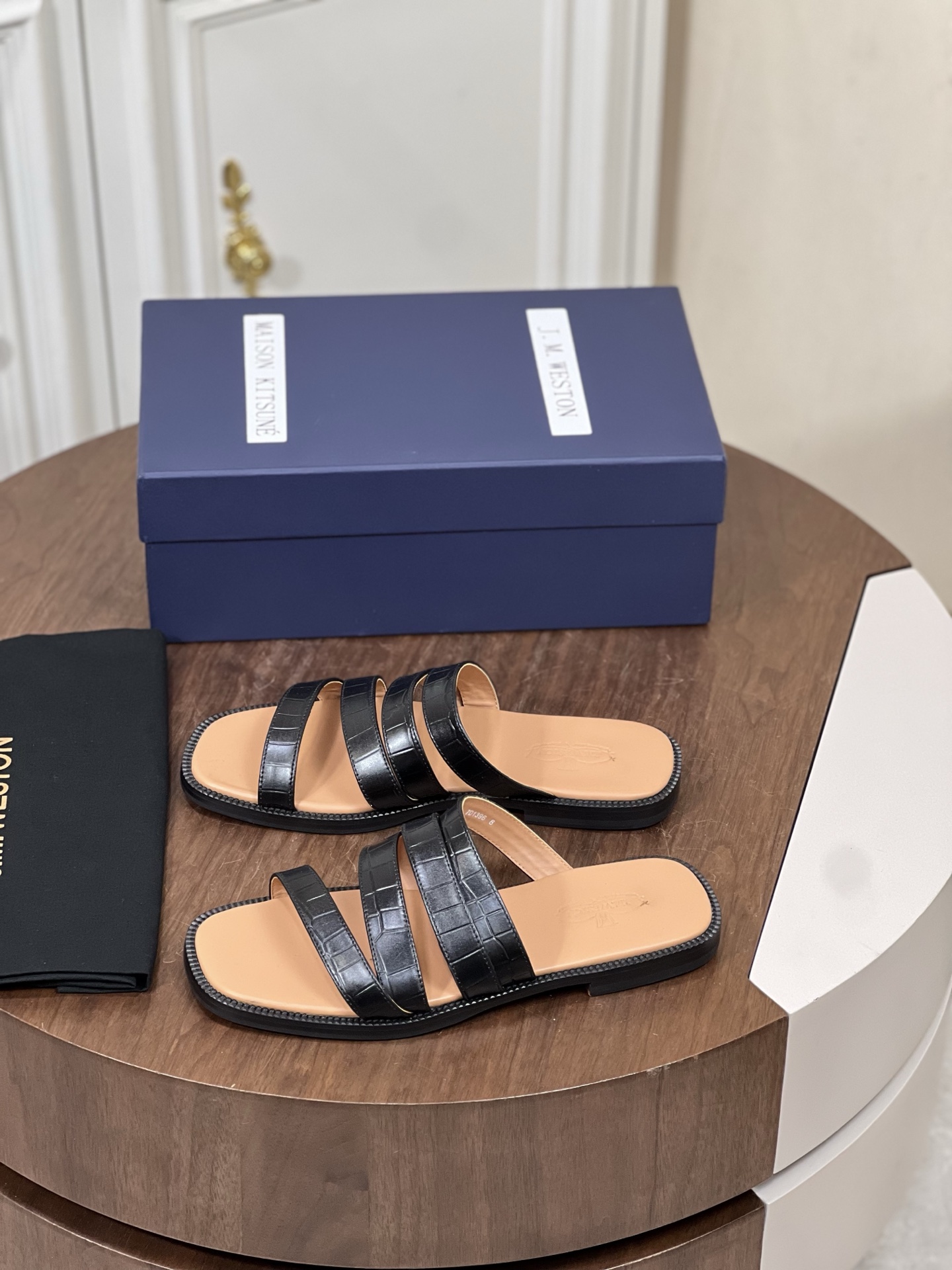 J.M.WESTON高端真皮夏季男士拖鞋
进口原版牛皮，牛皮内里，...