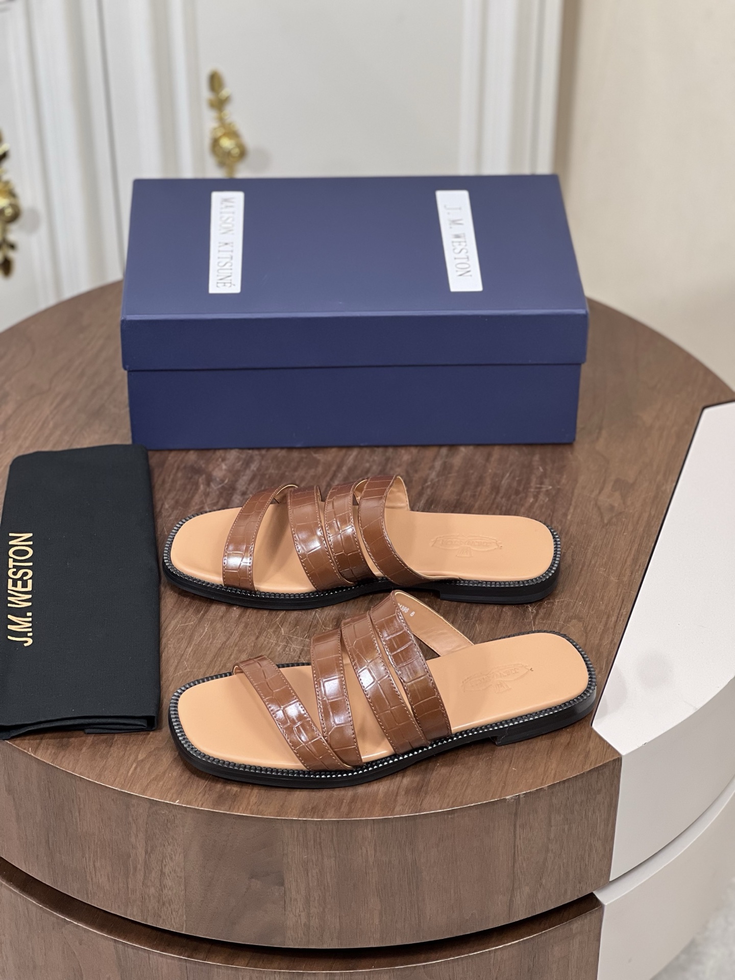 J.M.WESTON高端真皮夏季男士拖鞋
进口原版牛皮，牛皮内里，...